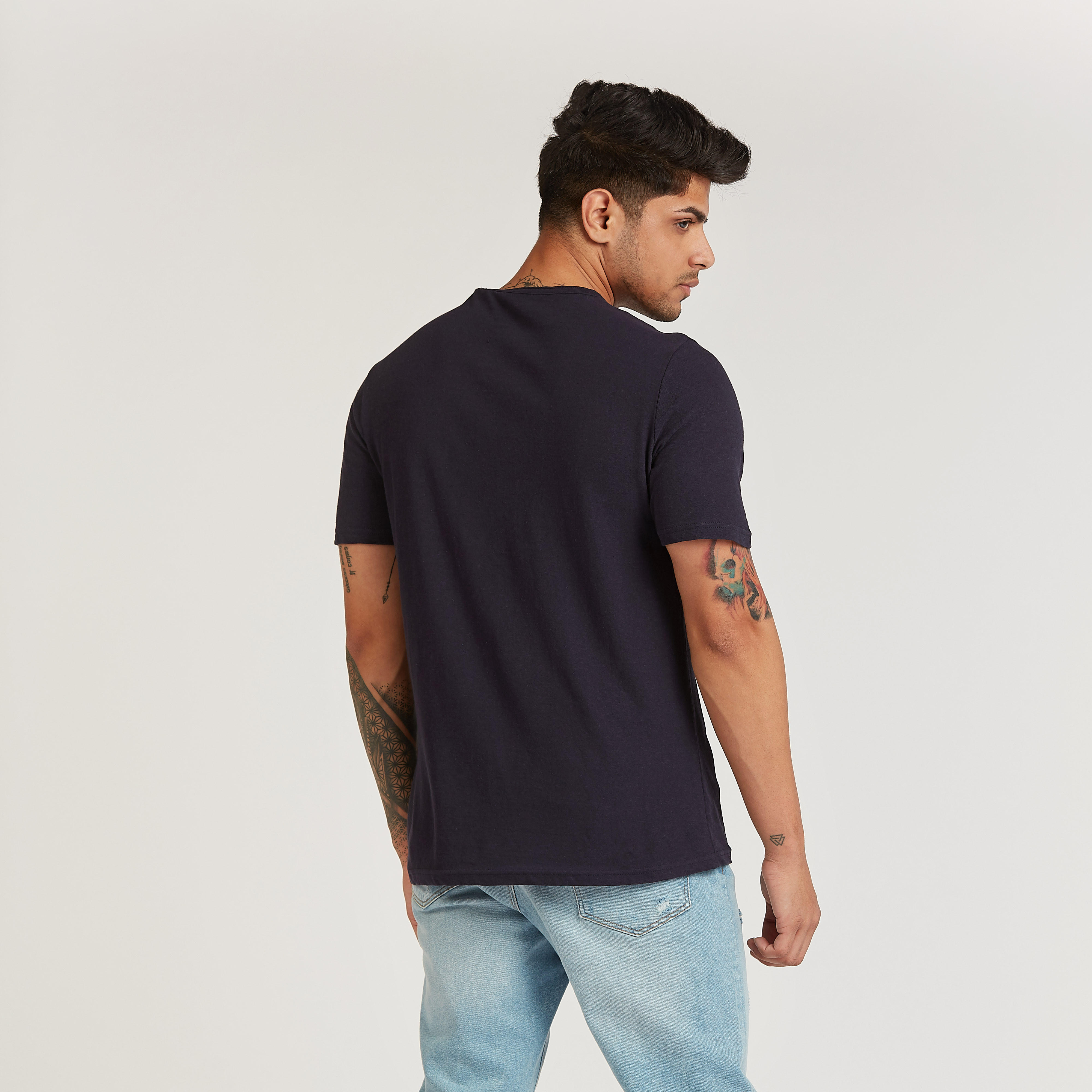 تيشيرت بياقة ضيقة وأكمام قصيرة وطبعات تيبوغرافيك من لي كوبر-men-clothing-tshirtsandpolos-tshirts-image-2