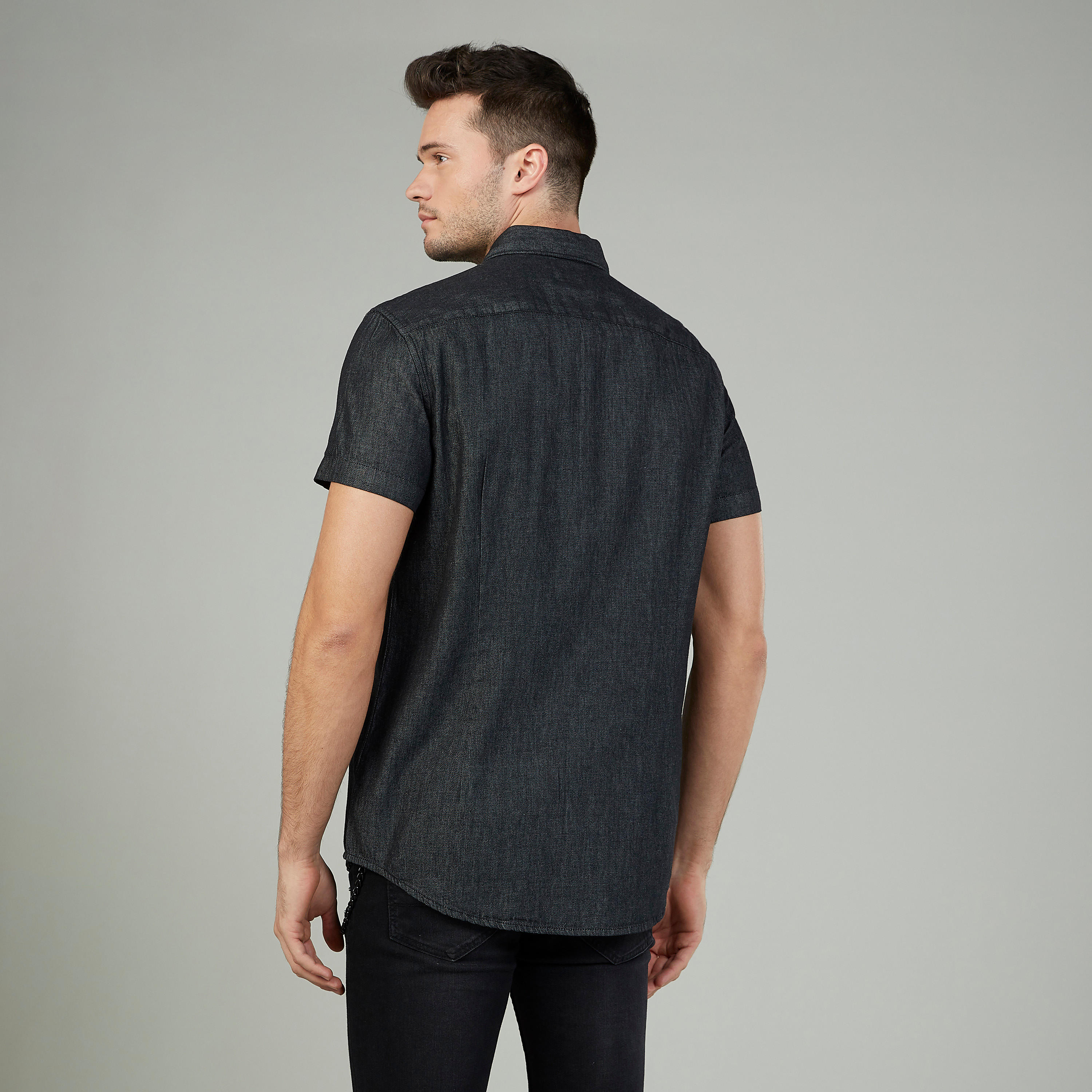 قميص سادة بأكمام قصيرة وجيب على الصدر من لي كوبر-men-clothing-shirts-image-4