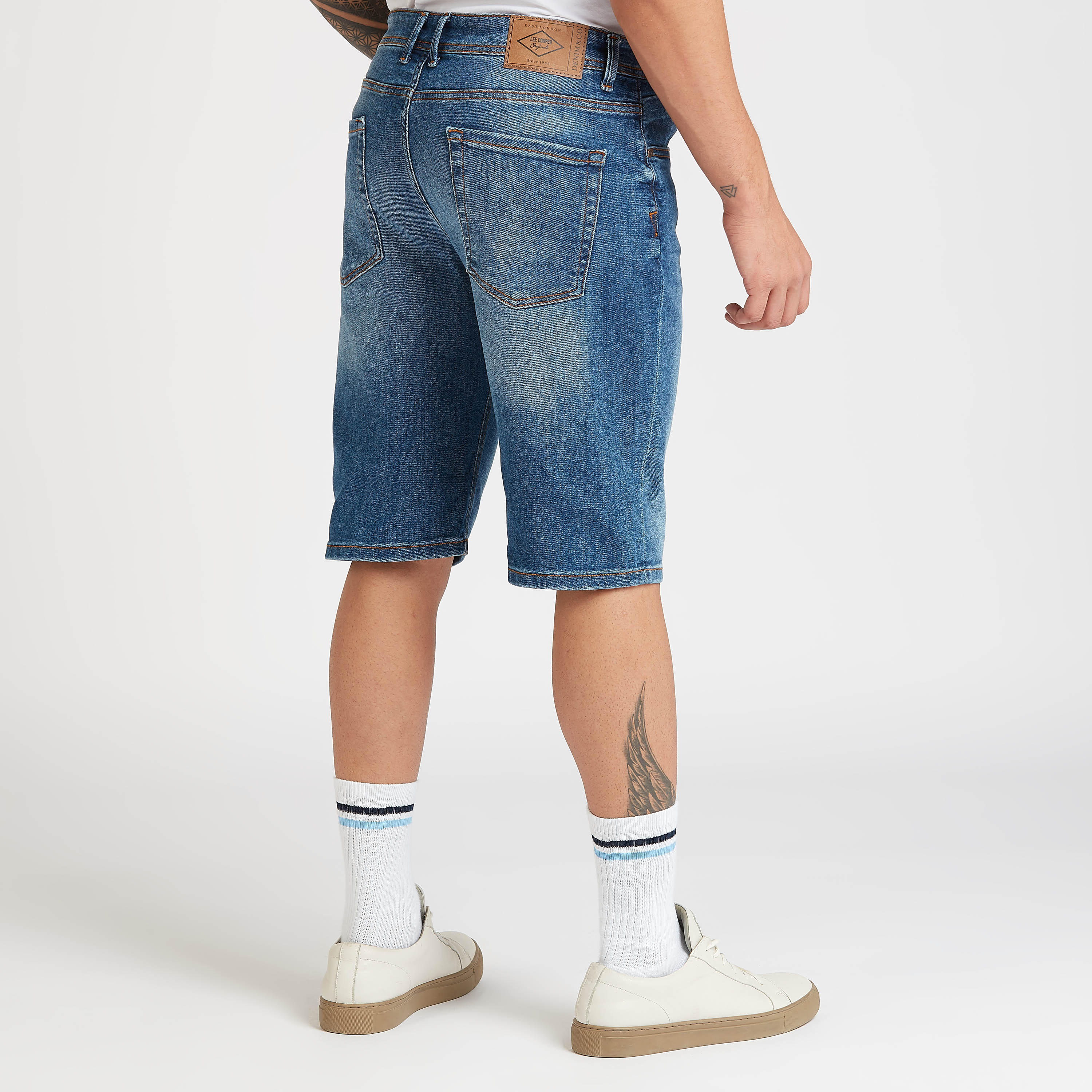 شورت سادة بخصر متوسط الإرتفاع بجيوب وعراوي حزام من لي كوبر-men-clothing-bottoms-shorts-image-4