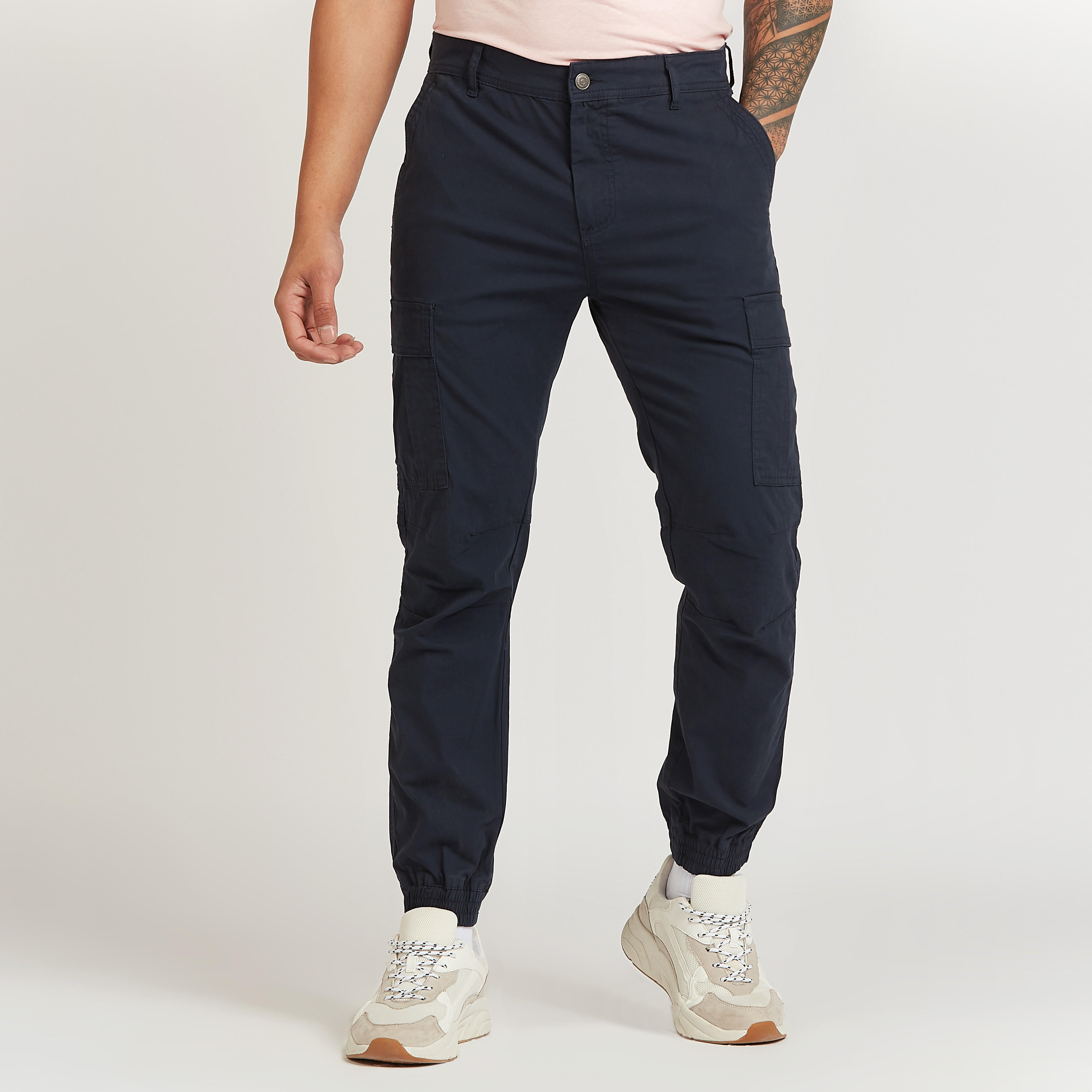 بنطلون كارجو سكيني سادة بخصر مرن من لي كوبر-men-clothing-bottoms-joggers-image-1