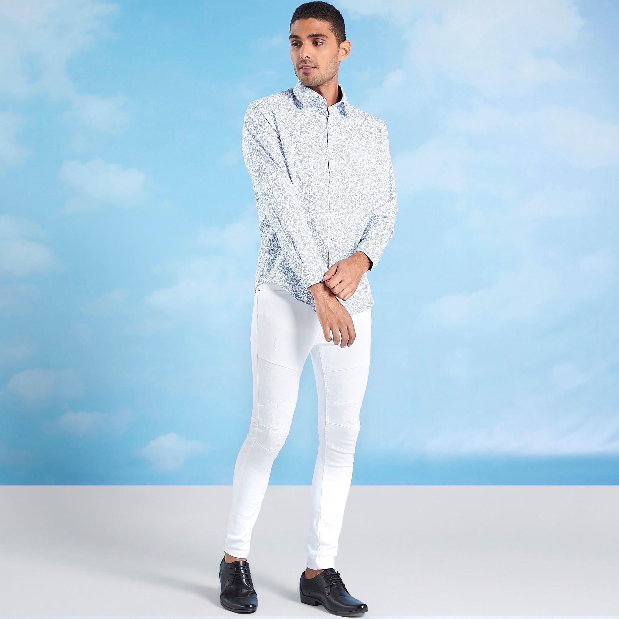 بنطلون جينز سادة بتفاصيل جيوب وحلقات للحزام من لي كوبر-men-clothing-bottoms-jeans-image-2