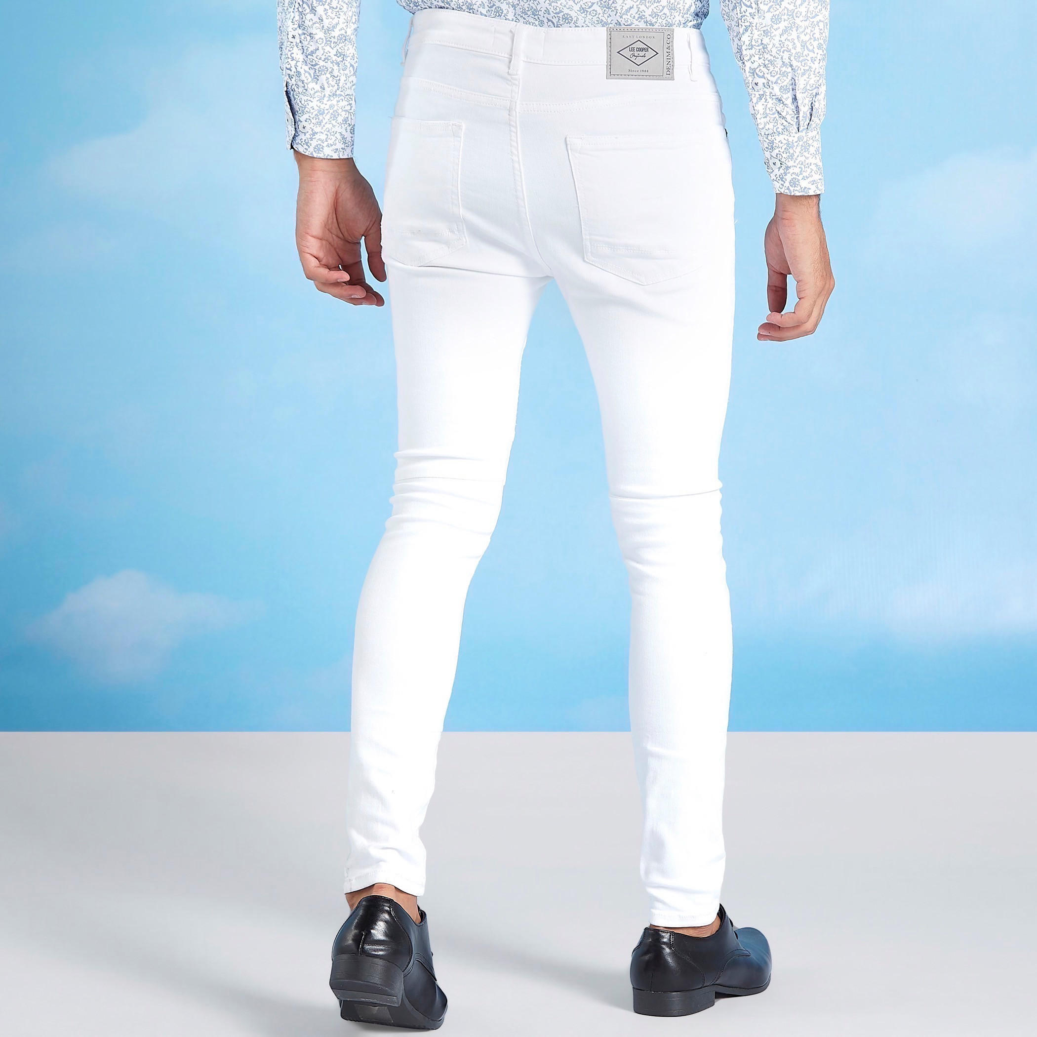 بنطلون جينز سادة بتفاصيل جيوب وحلقات للحزام من لي كوبر-men-clothing-bottoms-jeans-image-4