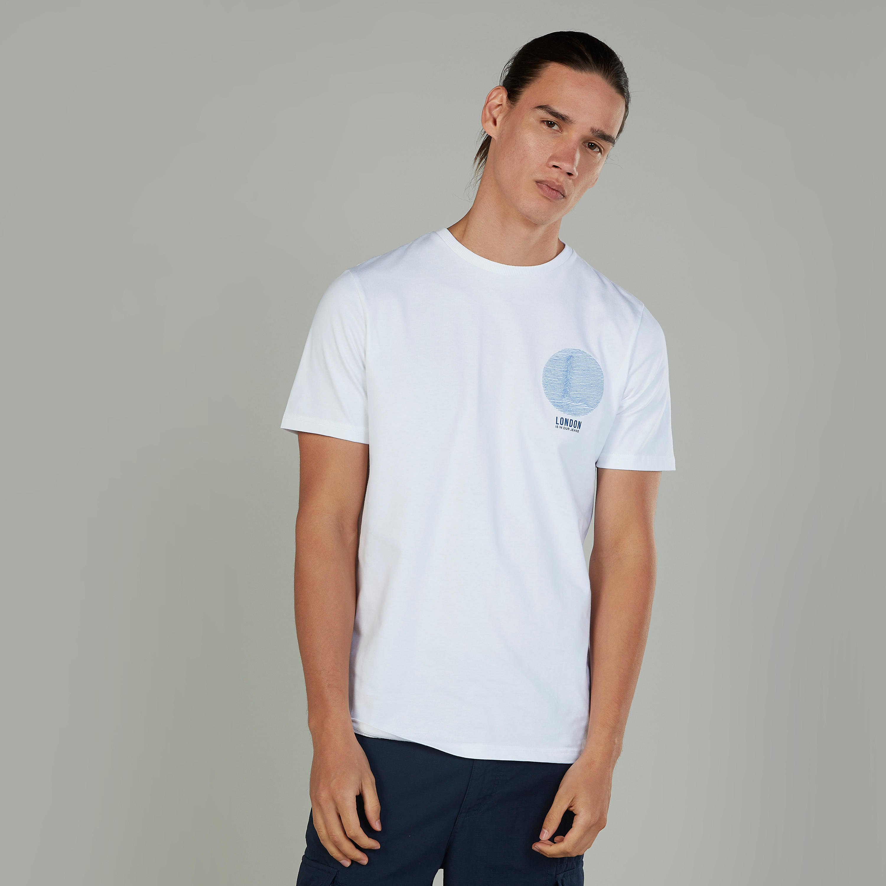 تيشيرت بياقة ضيّقة وأكمام قصيرة وطبعات من لي كوبر-men-clothing-tshirtsandpolos-tshirts-image-1