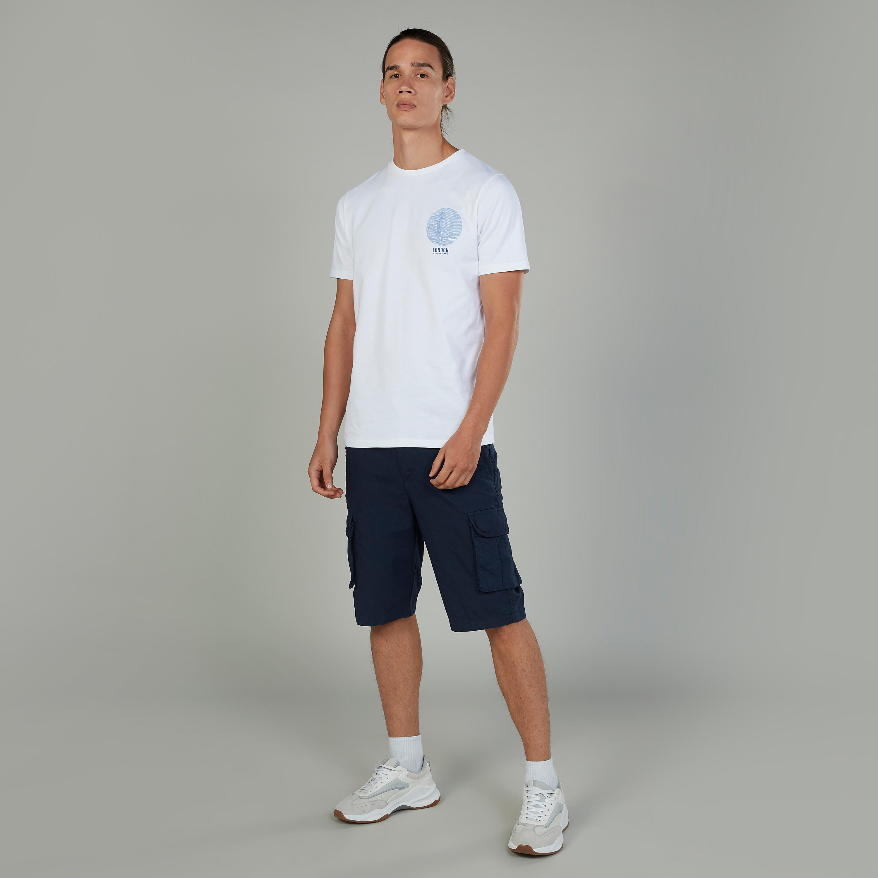 تيشيرت بياقة ضيّقة وأكمام قصيرة وطبعات من لي كوبر-men-clothing-tshirtsandpolos-tshirts-image-2