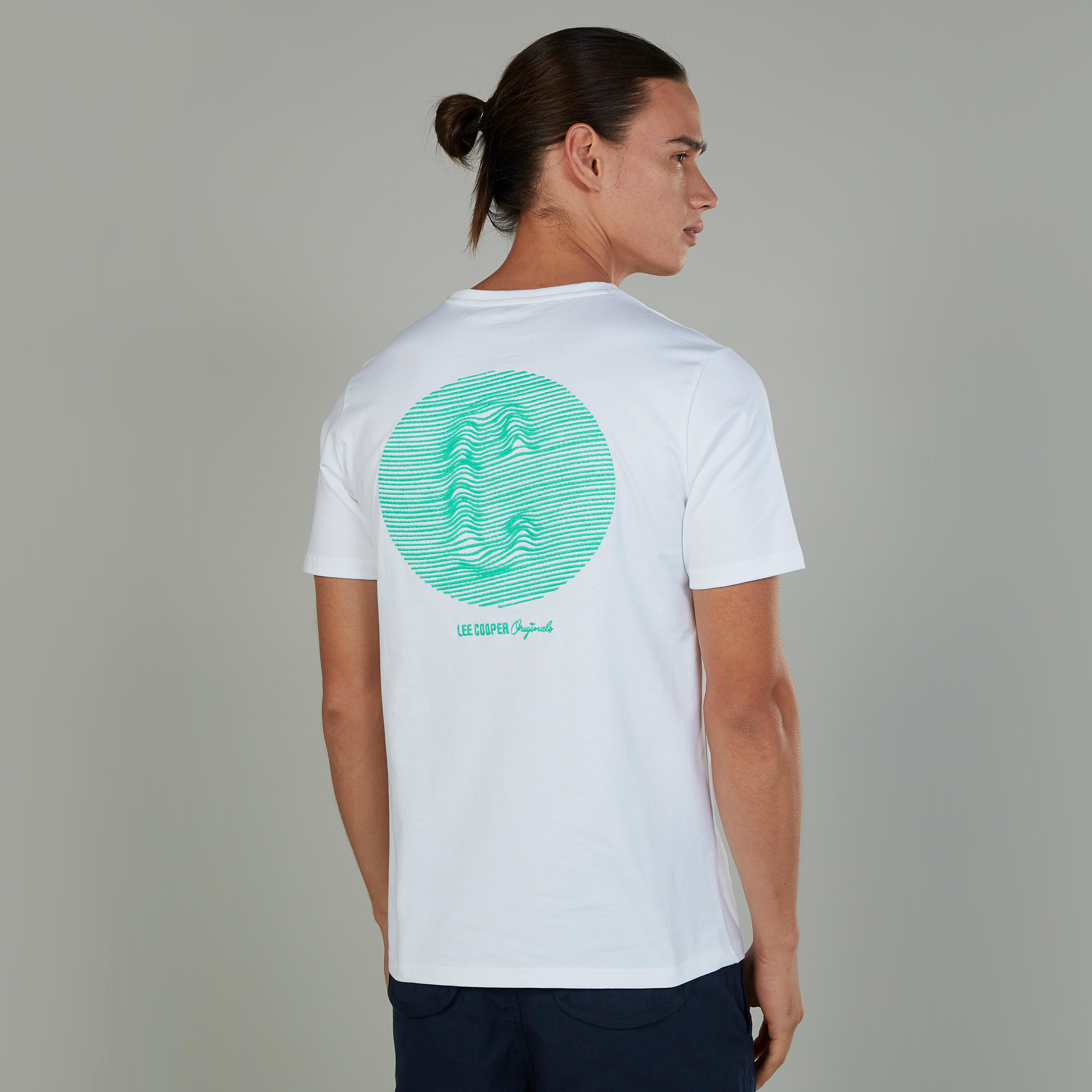 تيشيرت بياقة ضيّقة وأكمام قصيرة وطبعات من لي كوبر-men-clothing-tshirtsandpolos-tshirts-image-4