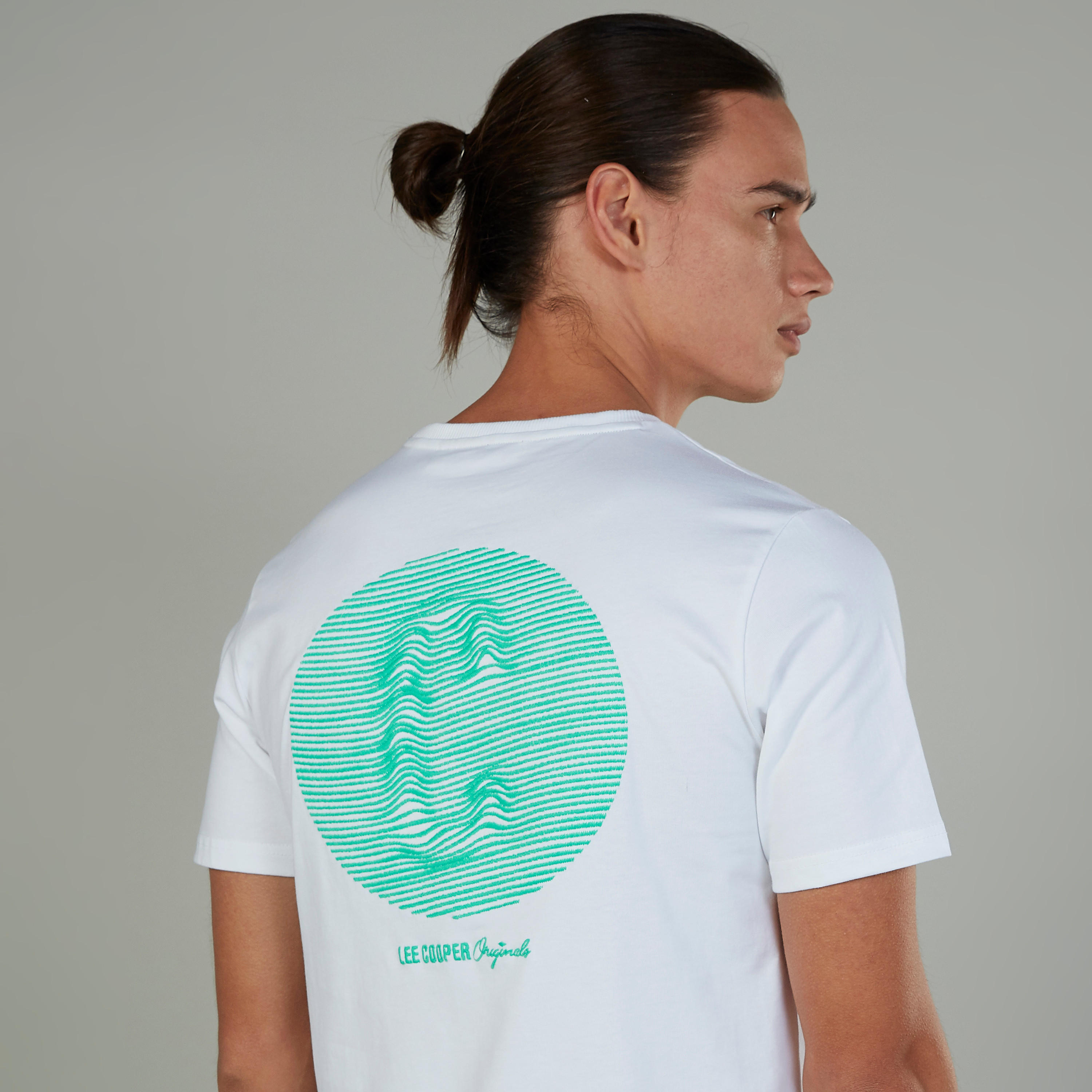 تيشيرت بياقة ضيّقة وأكمام قصيرة وطبعات من لي كوبر-men-clothing-tshirtsandpolos-tshirts-image-5