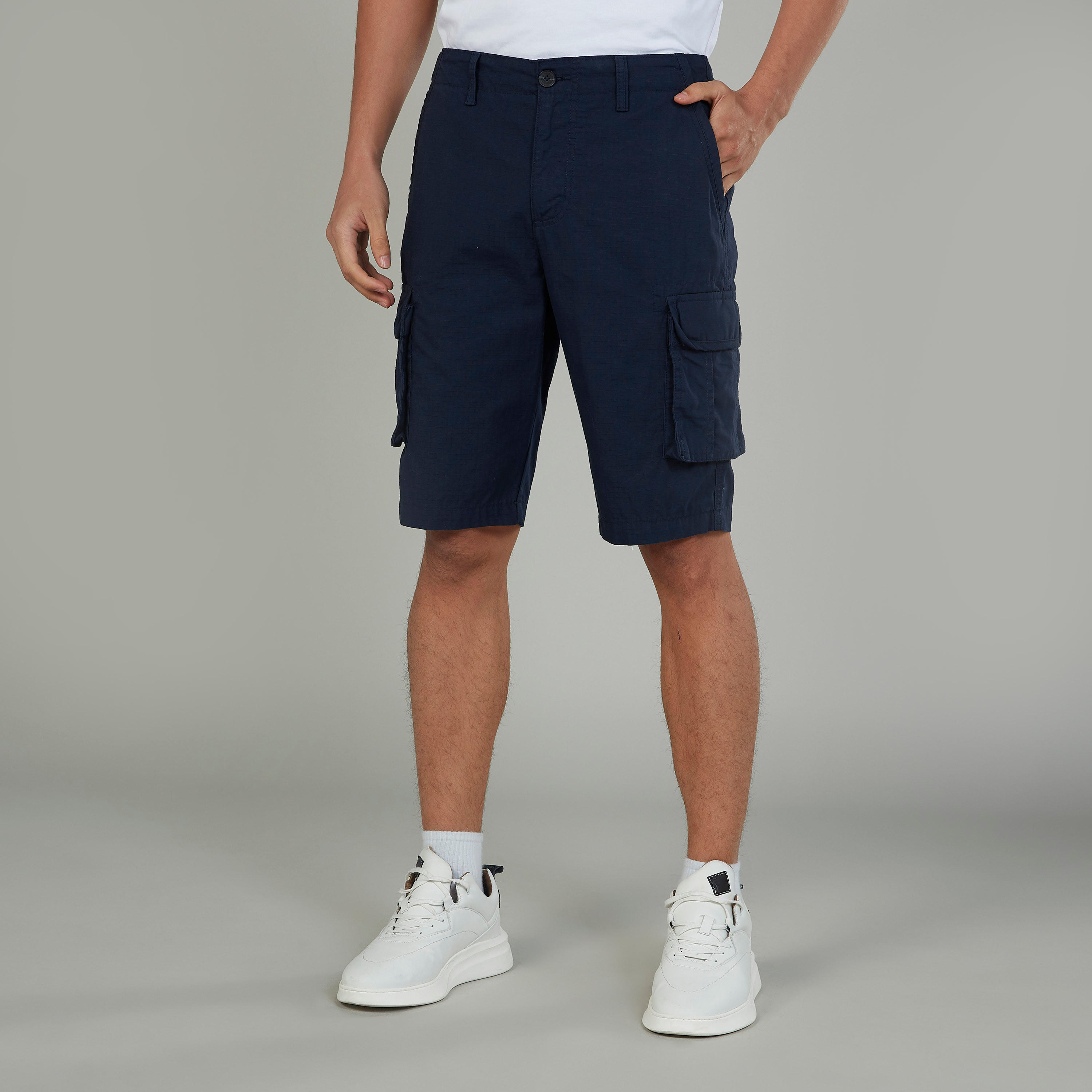 شورت كارجو سكيني سادة بخصر فليكسي بجيوب من لي كوبر-men-clothing-bottoms-shorts-image-1