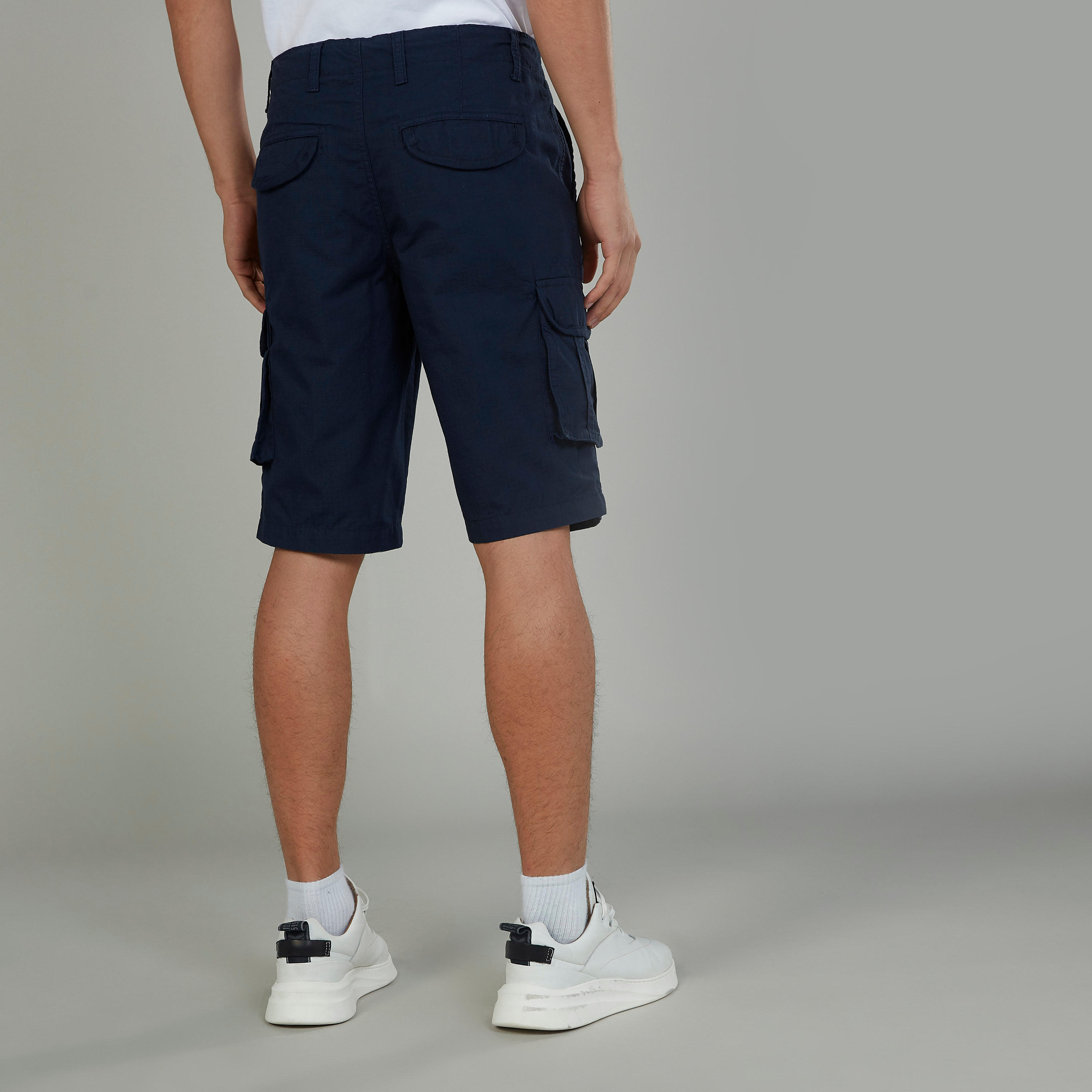 شورت كارجو سكيني سادة بخصر فليكسي بجيوب من لي كوبر-men-clothing-bottoms-shorts-image-4