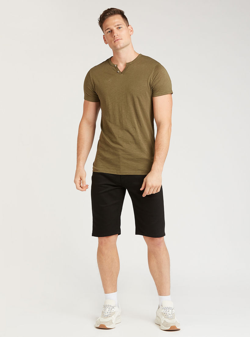 شورت دنيم بخصر متوسط الإرتفاع بجيوب وعراوي حزام من لي كوبر-men-clothing-bottoms-shorts-image-2