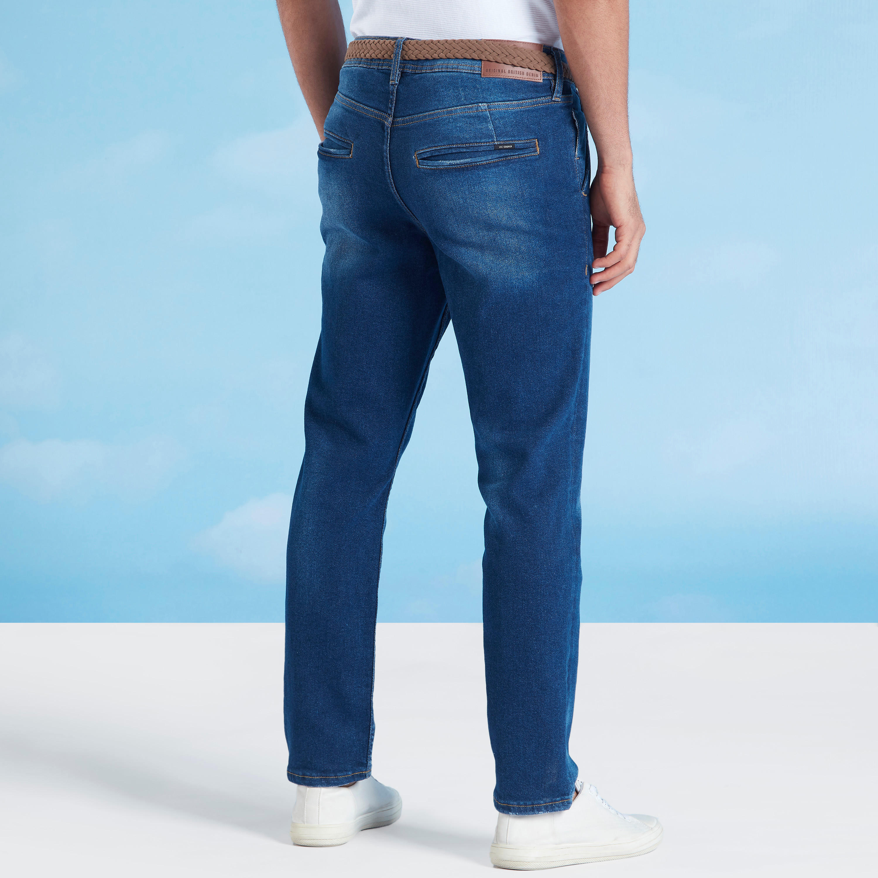 بنطلون جينز كاروت فيت ممزّق بخصر متوسط الارتفاع وتفاصيل جيوب من لي كوبر-men-clothing-bottoms-jeans-image-5