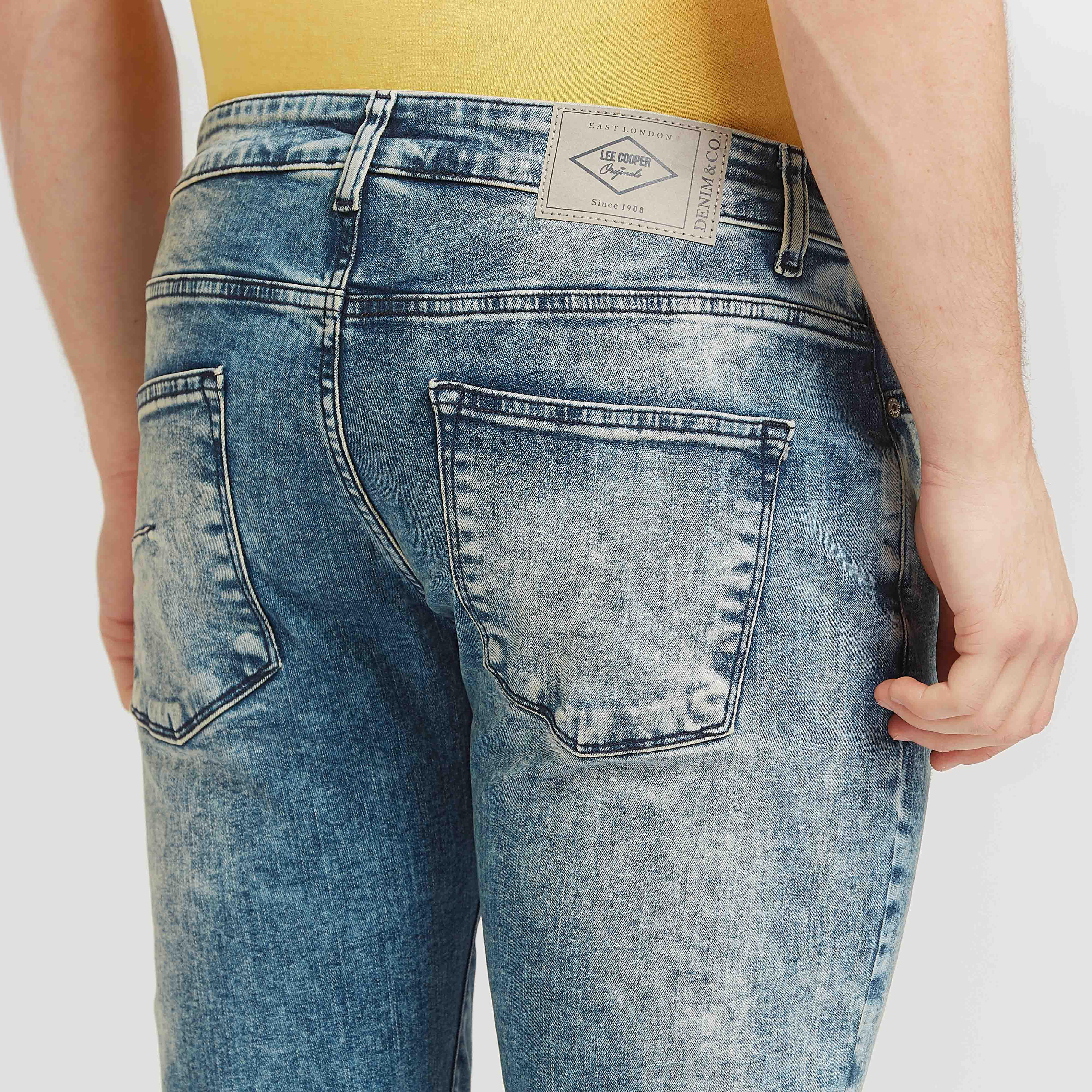 بنطلون جينز سادة بقصّة سليم وجيوب من لي كوبر-men-clothing-bottoms-jeans-image-5