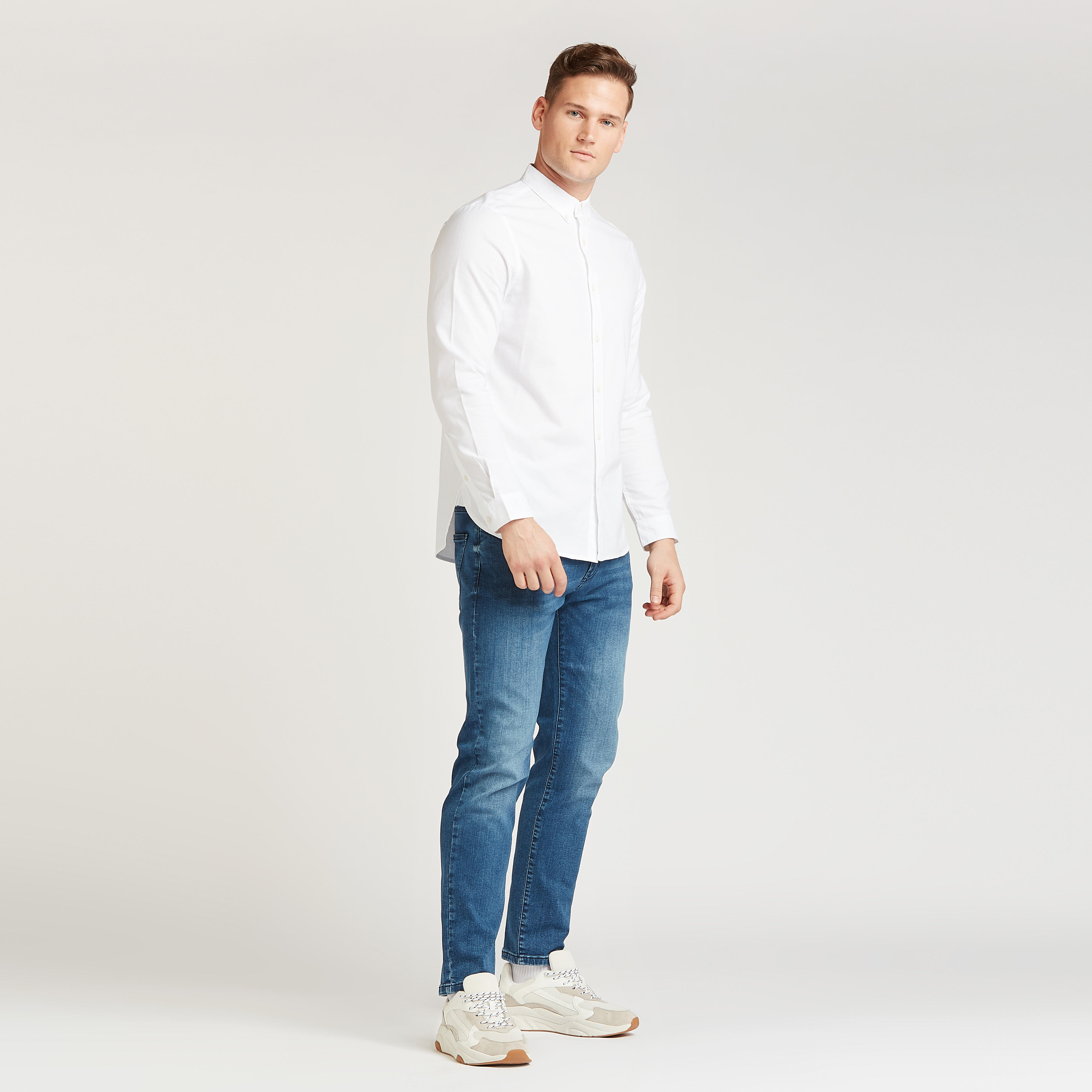 بنطلون جينز سادة سليم بخصر منخفض وجيوب من لي كوبر-men-clothing-bottoms-jeans-image-2