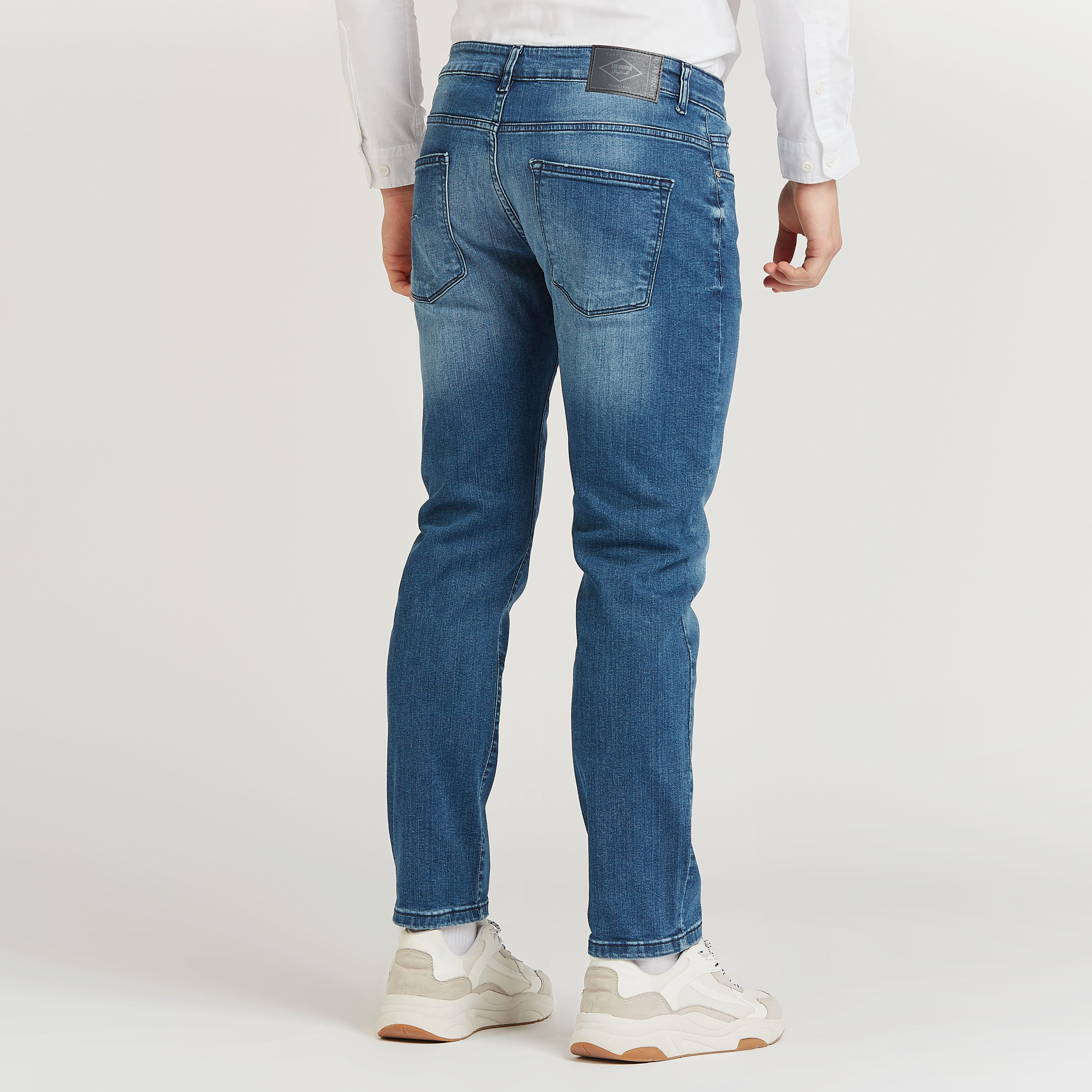بنطلون جينز سادة سليم بخصر منخفض وجيوب من لي كوبر-men-clothing-bottoms-jeans-image-4