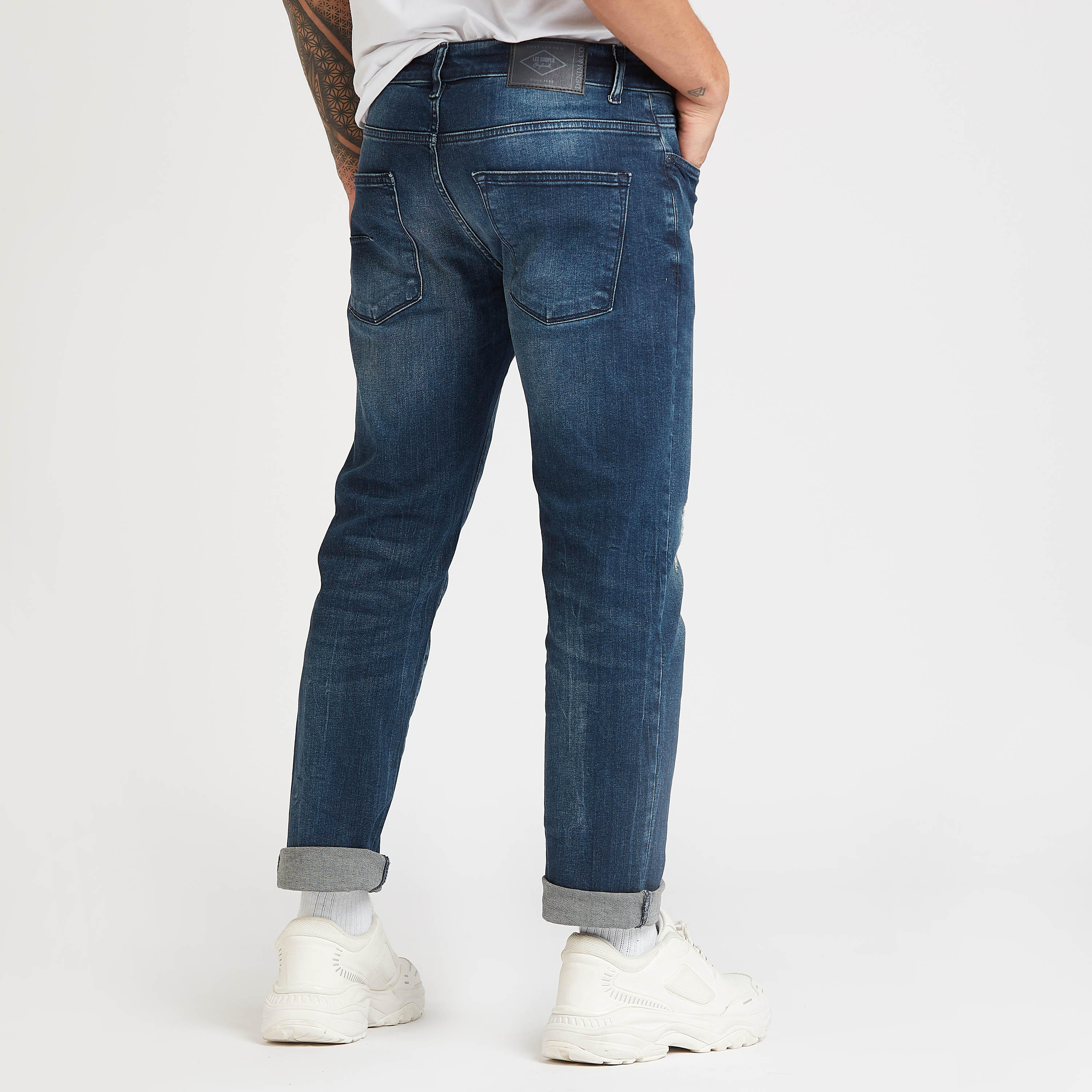 بنطلون جينز سليم ممزّق بخصر منخفض وتفاصيل جيوب من لي كوبر-men-clothing-bottoms-jeans-image-4