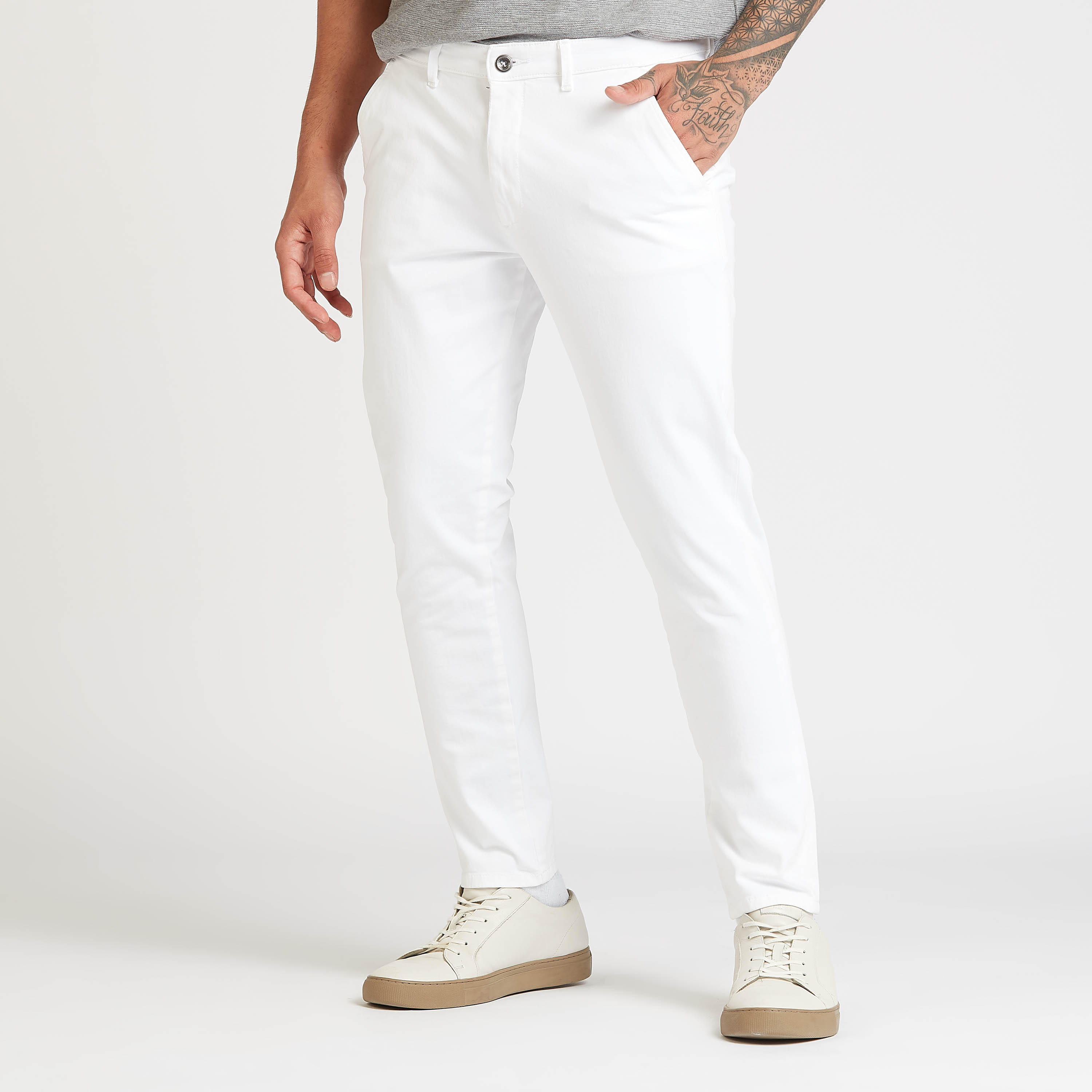 بنطلون شينو سادة  بقصة ضيقة بخصر مطاطي و تفاصيل جيب من لي كوبر-men-clothing-bottoms-trousersandchinos-trousers-image-1
