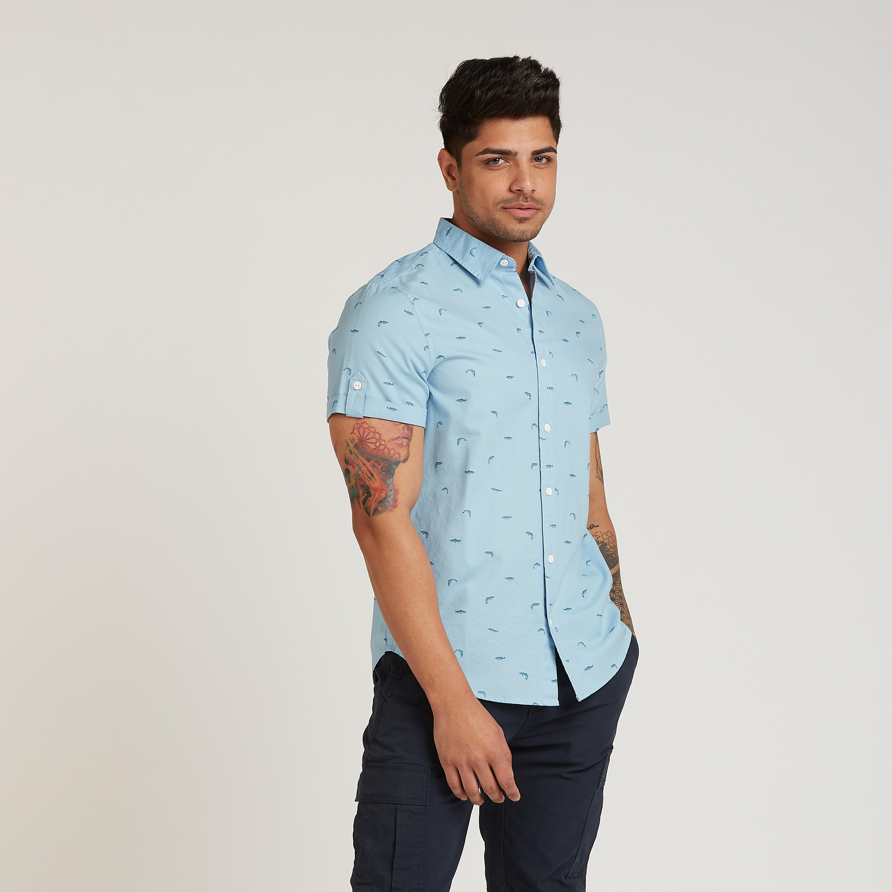 قميص بطبعات بقصة سليم وياقة عاديّة مع أكمام قصيرة من لي كوبر-men-clothing-shirts-image-1