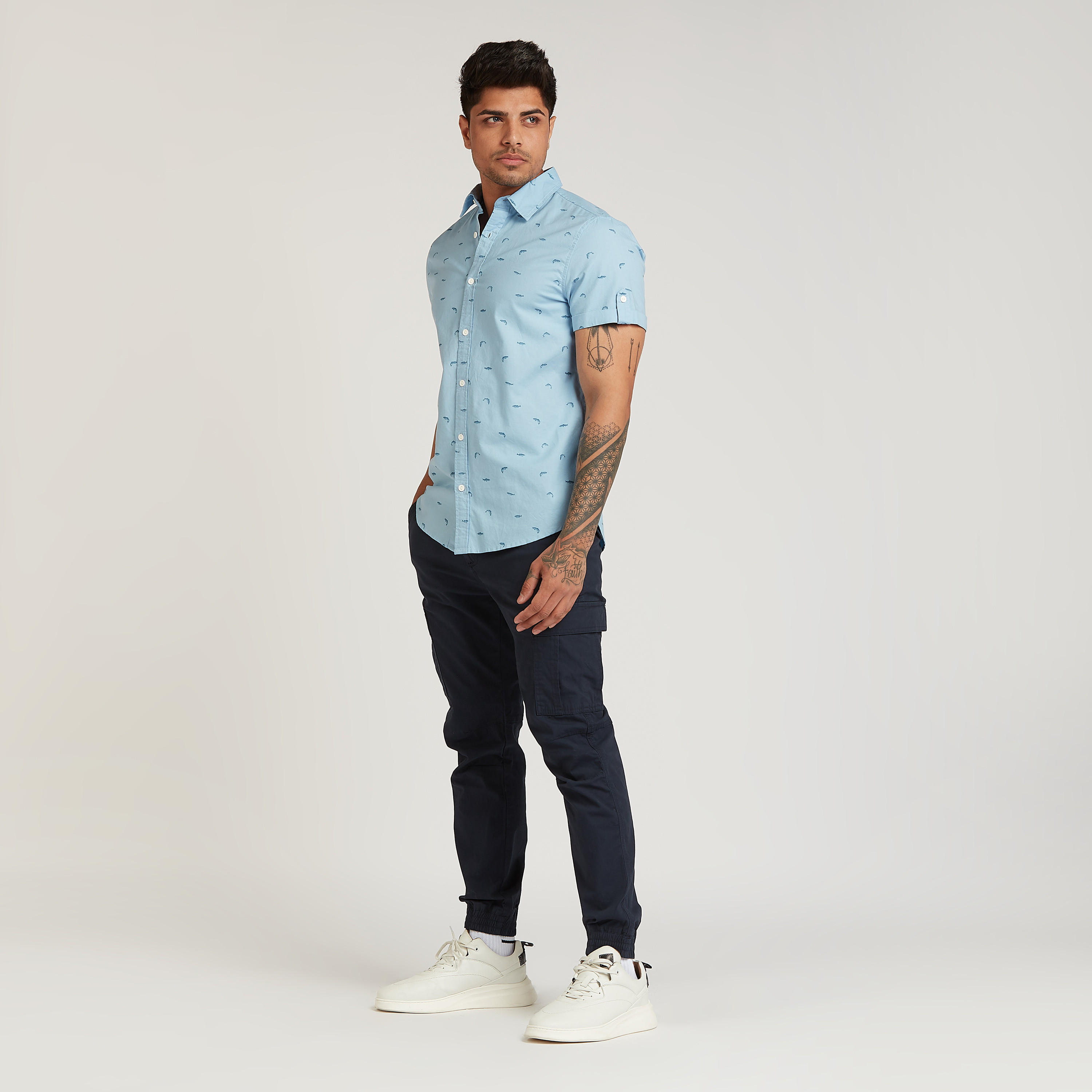 قميص بطبعات بقصة سليم وياقة عاديّة مع أكمام قصيرة من لي كوبر-men-clothing-shirts-image-2