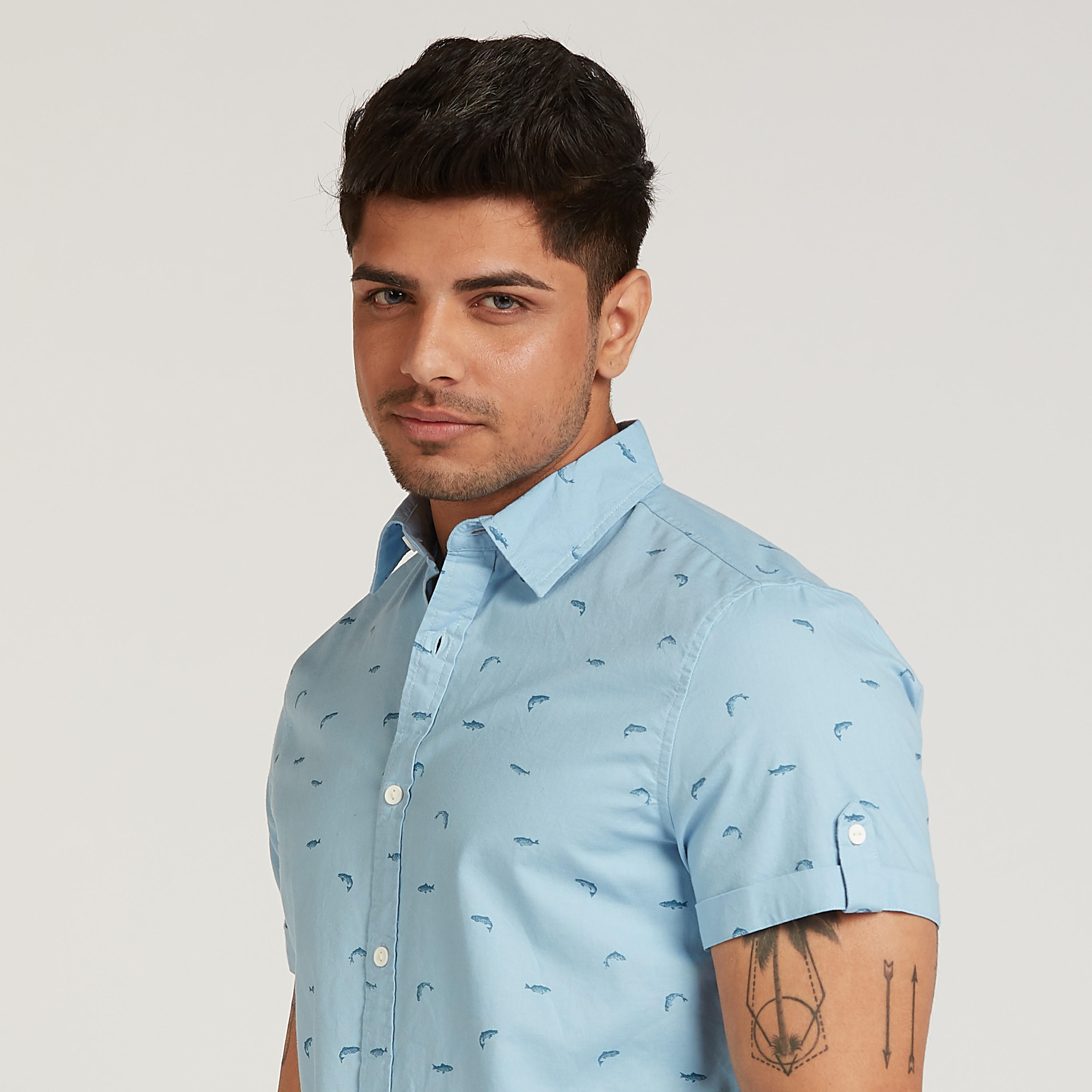قميص بطبعات بقصة سليم وياقة عاديّة مع أكمام قصيرة من لي كوبر-men-clothing-shirts-image-3