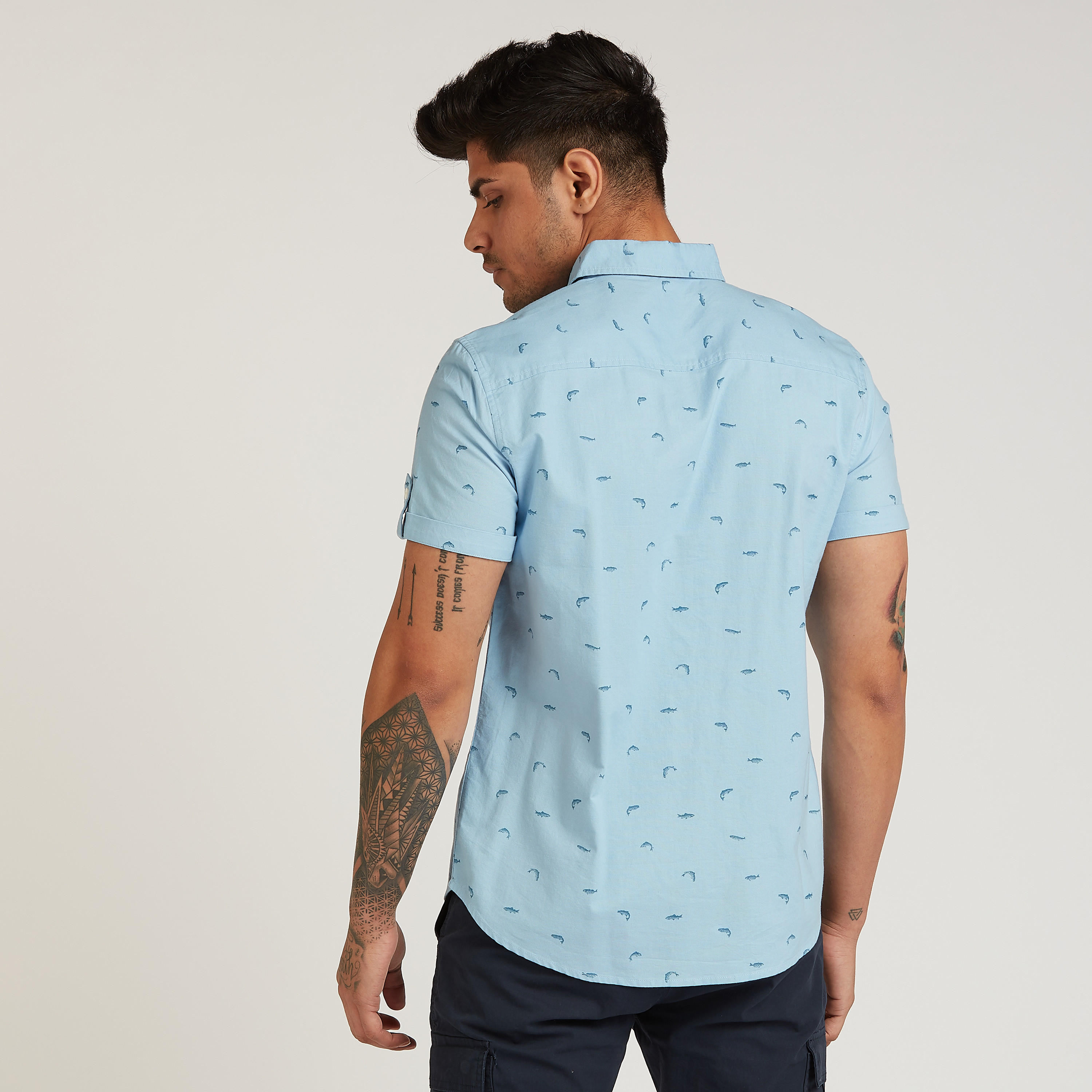 قميص بطبعات بقصة سليم وياقة عاديّة مع أكمام قصيرة من لي كوبر-men-clothing-shirts-image-4