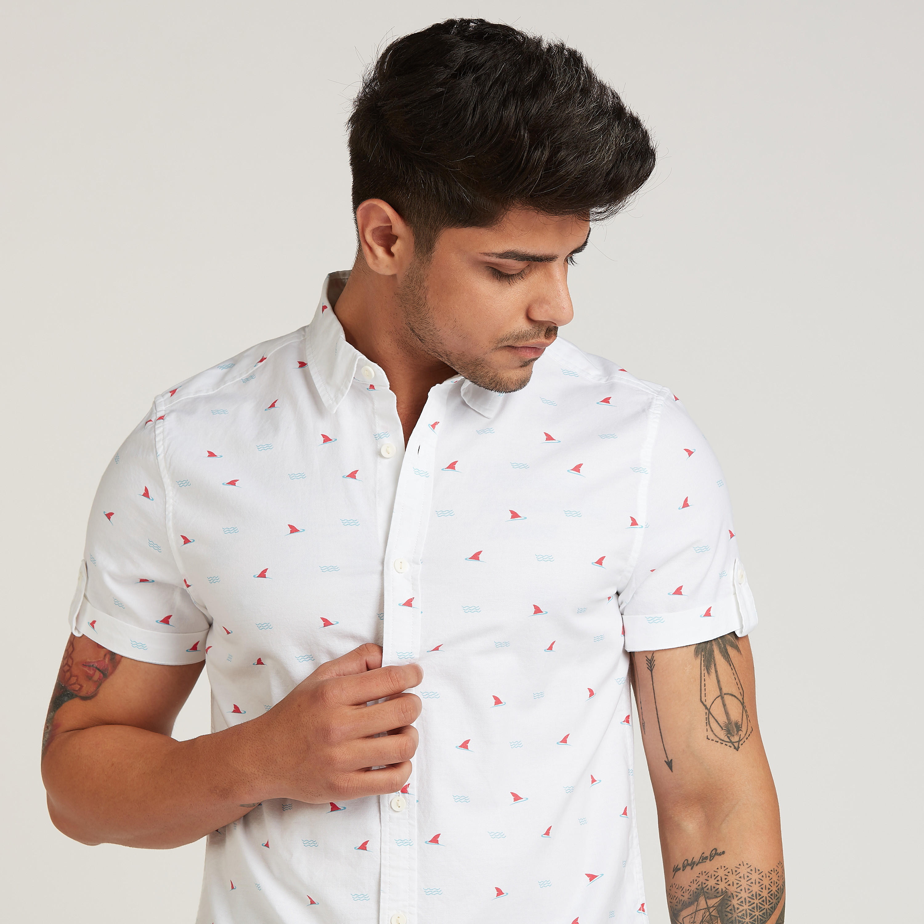قميص سليم وياقة عادية وأكمام قصيرة وطبعات من لي كوبر-men-clothing-shirts-image-4