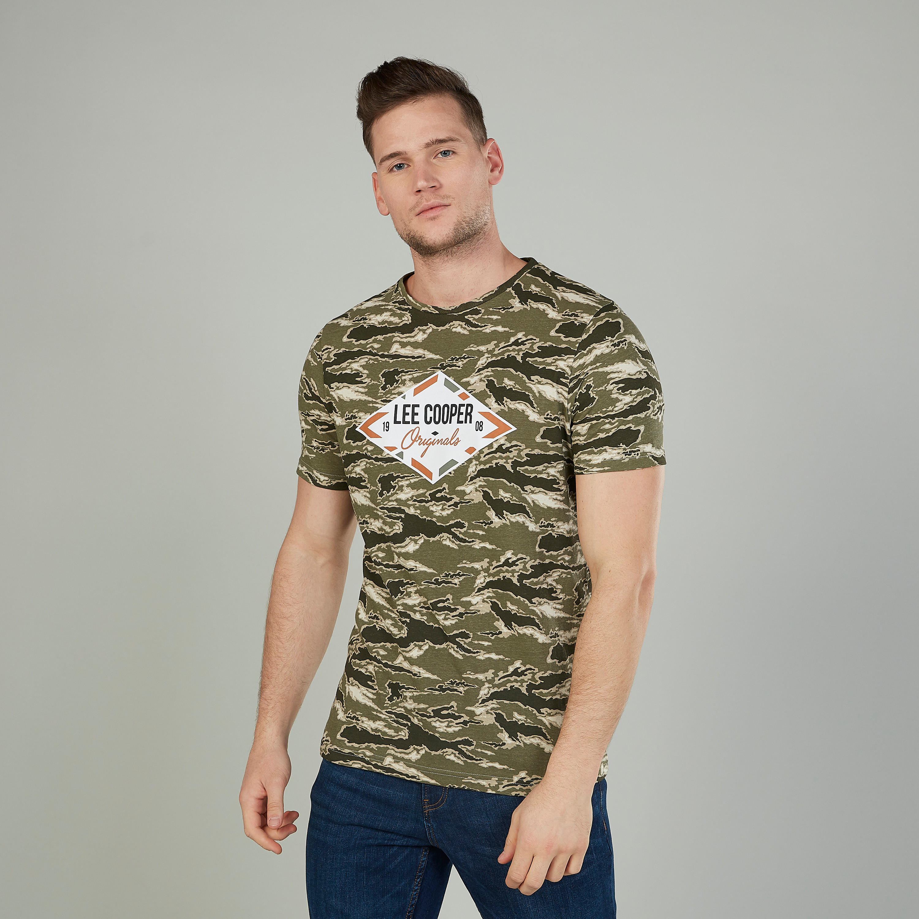 تيشيرت بياقة ضيّقة وأكمام قصيرة وطبعات من لي كوبر-men-clothing-tshirtsandpolos-tshirts-image-1