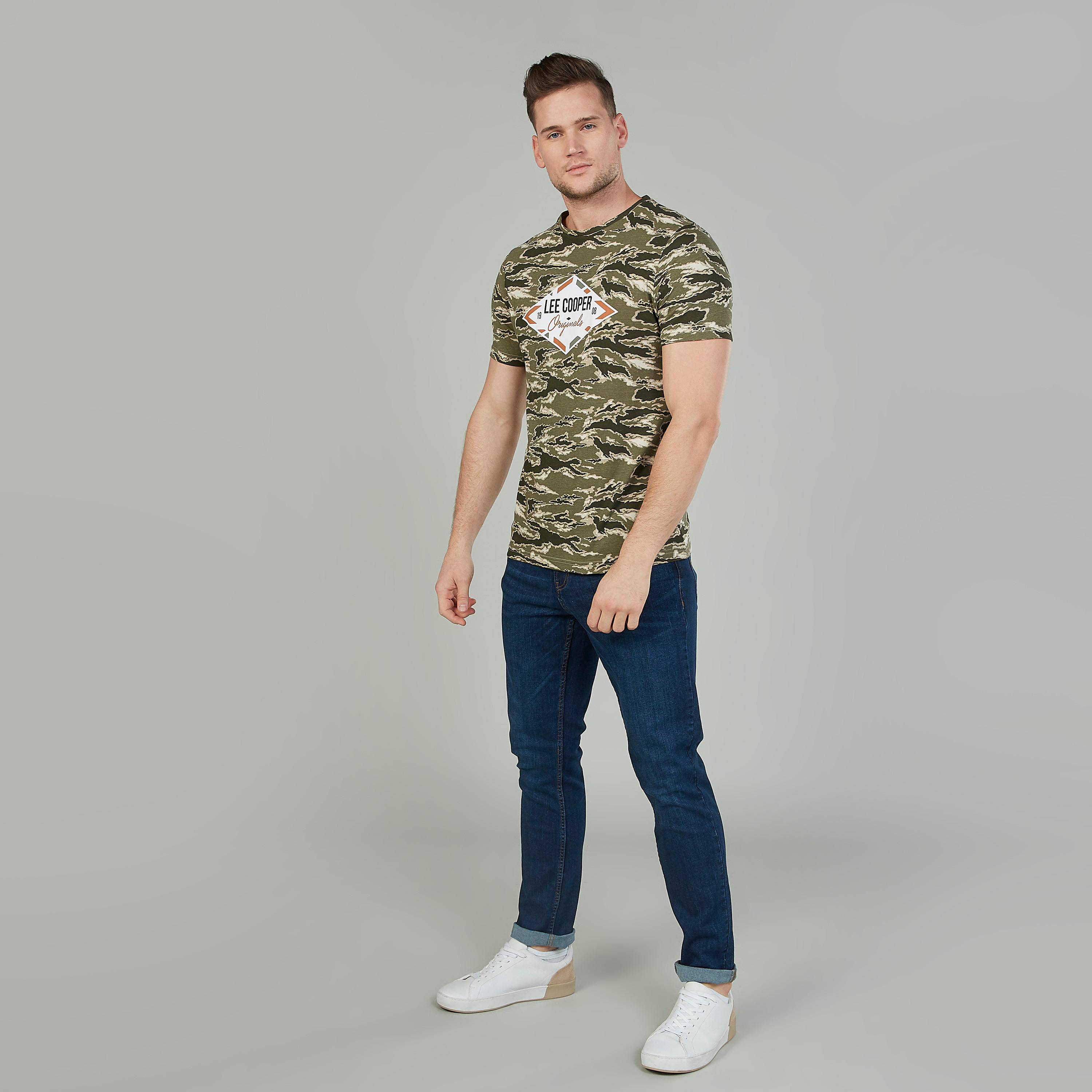 تيشيرت بياقة ضيّقة وأكمام قصيرة وطبعات من لي كوبر-men-clothing-tshirtsandpolos-tshirts-image-2