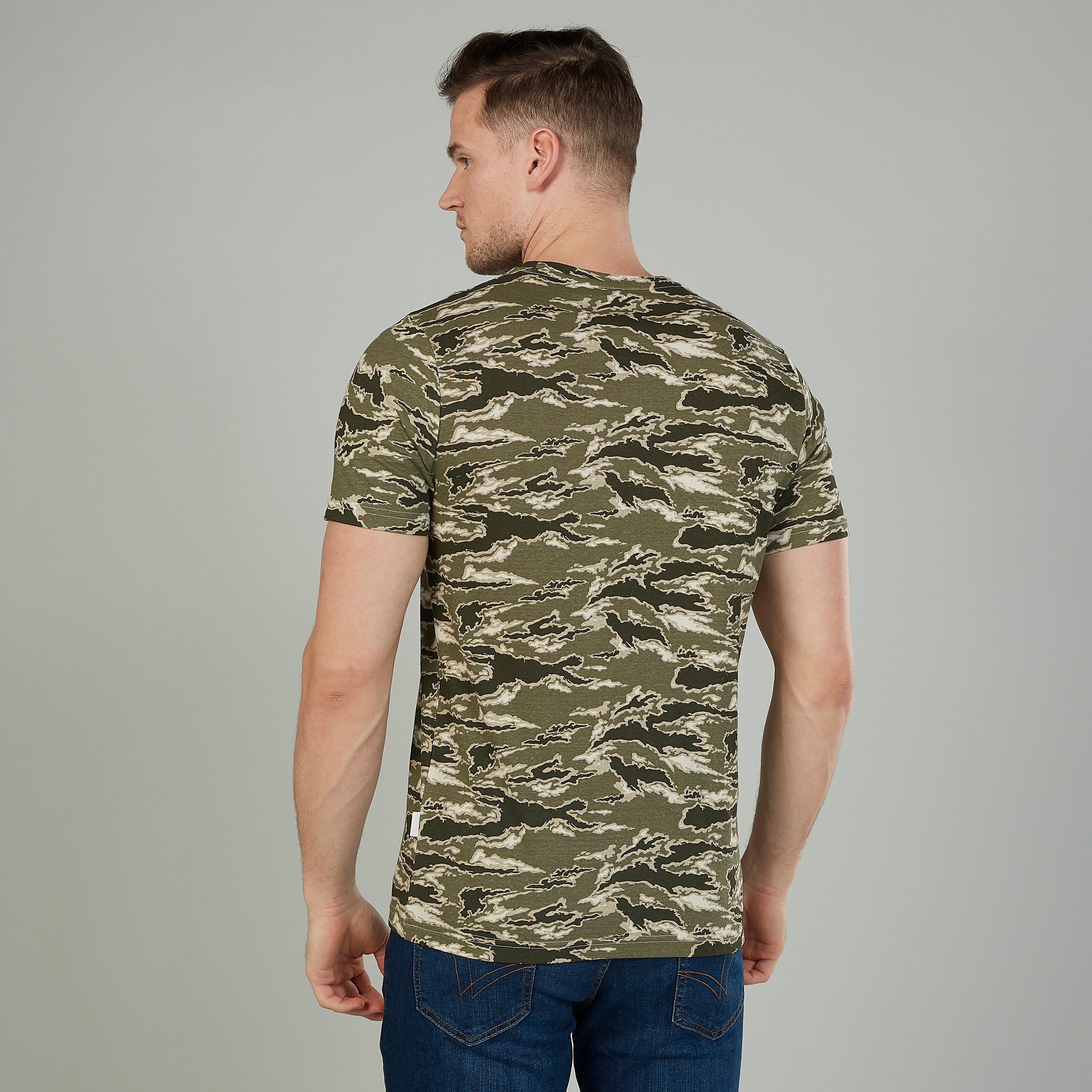 تيشيرت بياقة ضيّقة وأكمام قصيرة وطبعات من لي كوبر-men-clothing-tshirtsandpolos-tshirts-image-4