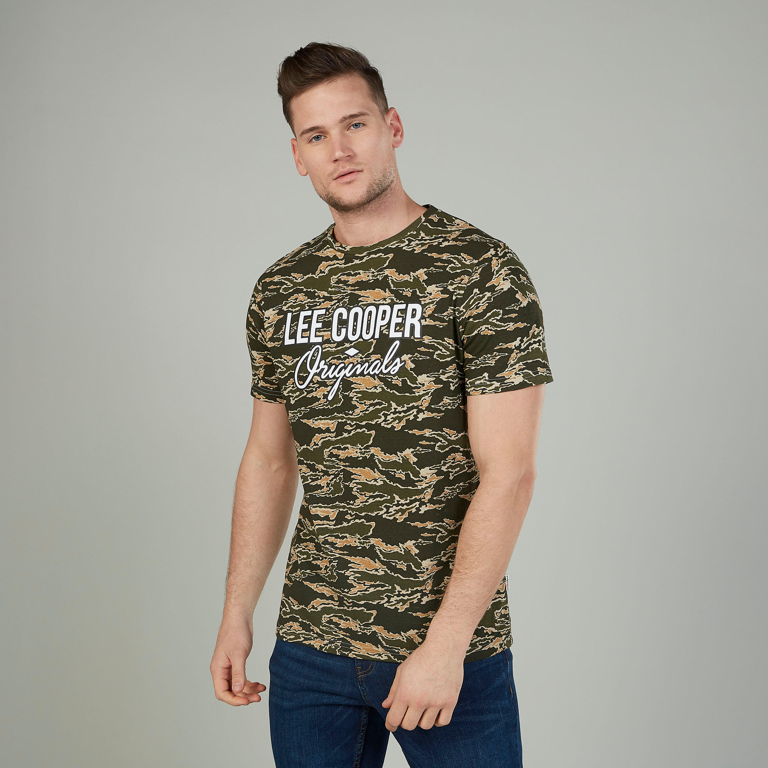 تيشيرت بياقة ضيّقة وأكمام قصيرة وطبعات من لي كوبر-men-clothing-tshirtsandpolos-tshirts-image-1