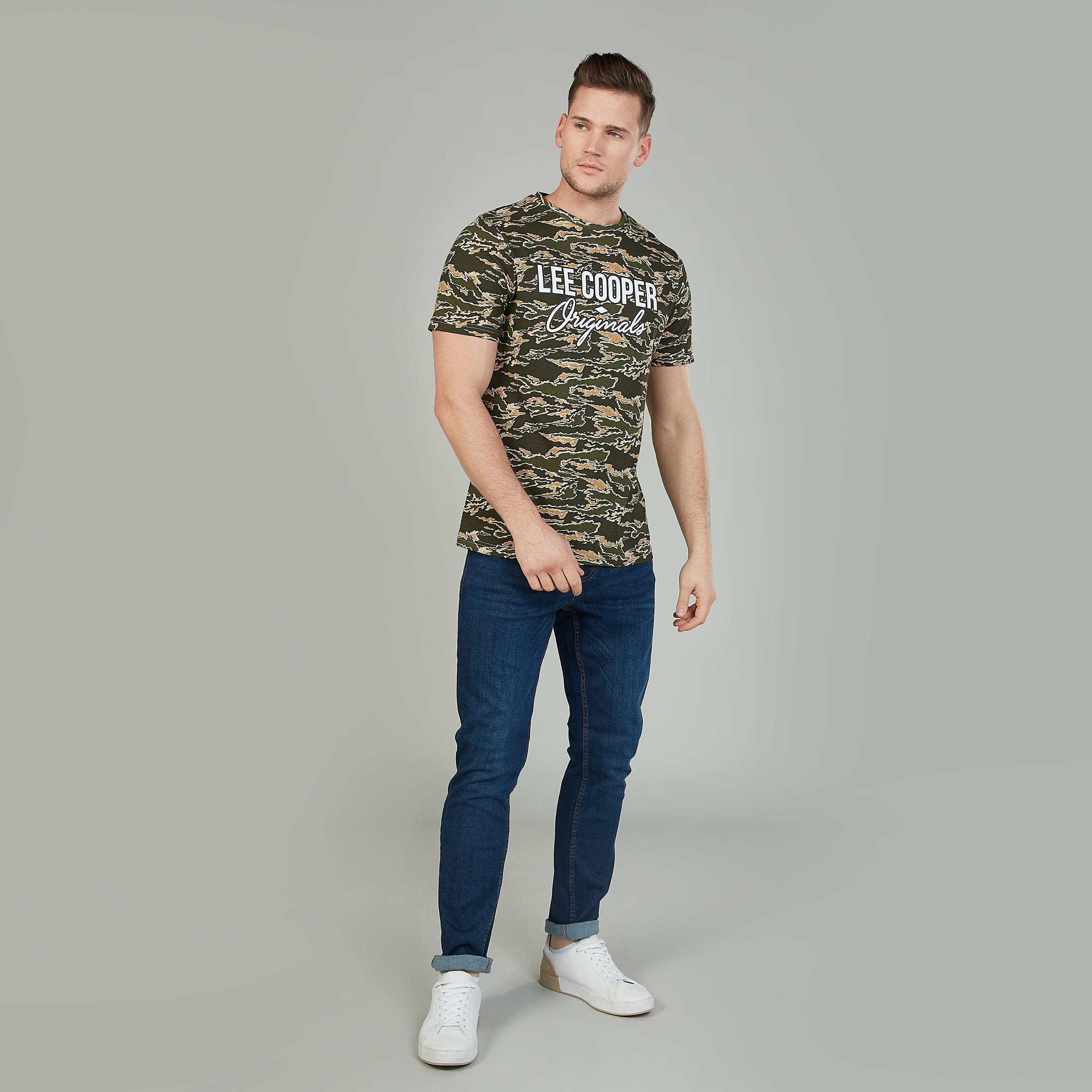 تيشيرت بياقة ضيّقة وأكمام قصيرة وطبعات من لي كوبر-men-clothing-tshirtsandpolos-tshirts-image-2