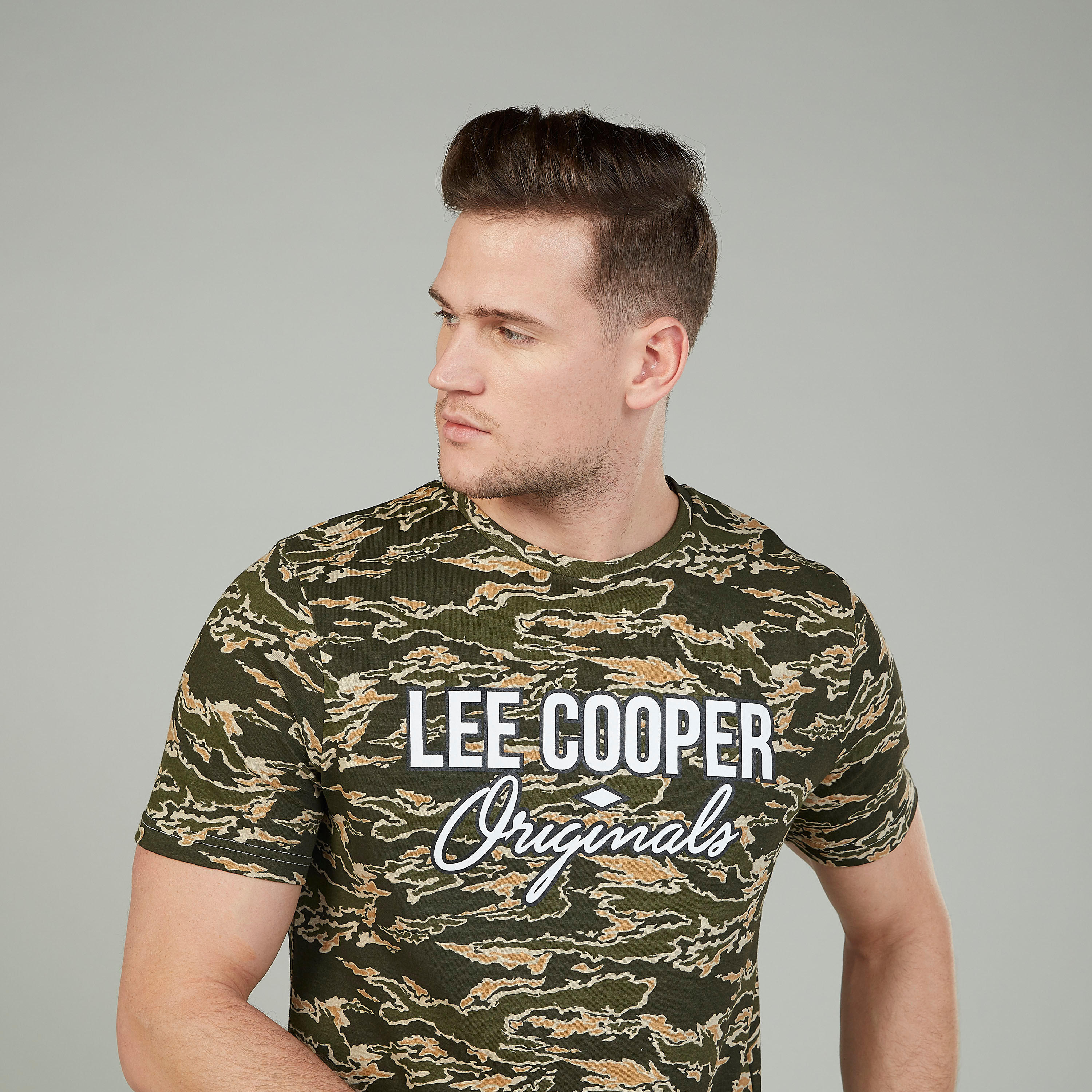 تيشيرت بياقة ضيّقة وأكمام قصيرة وطبعات من لي كوبر-men-clothing-tshirtsandpolos-tshirts-image-3