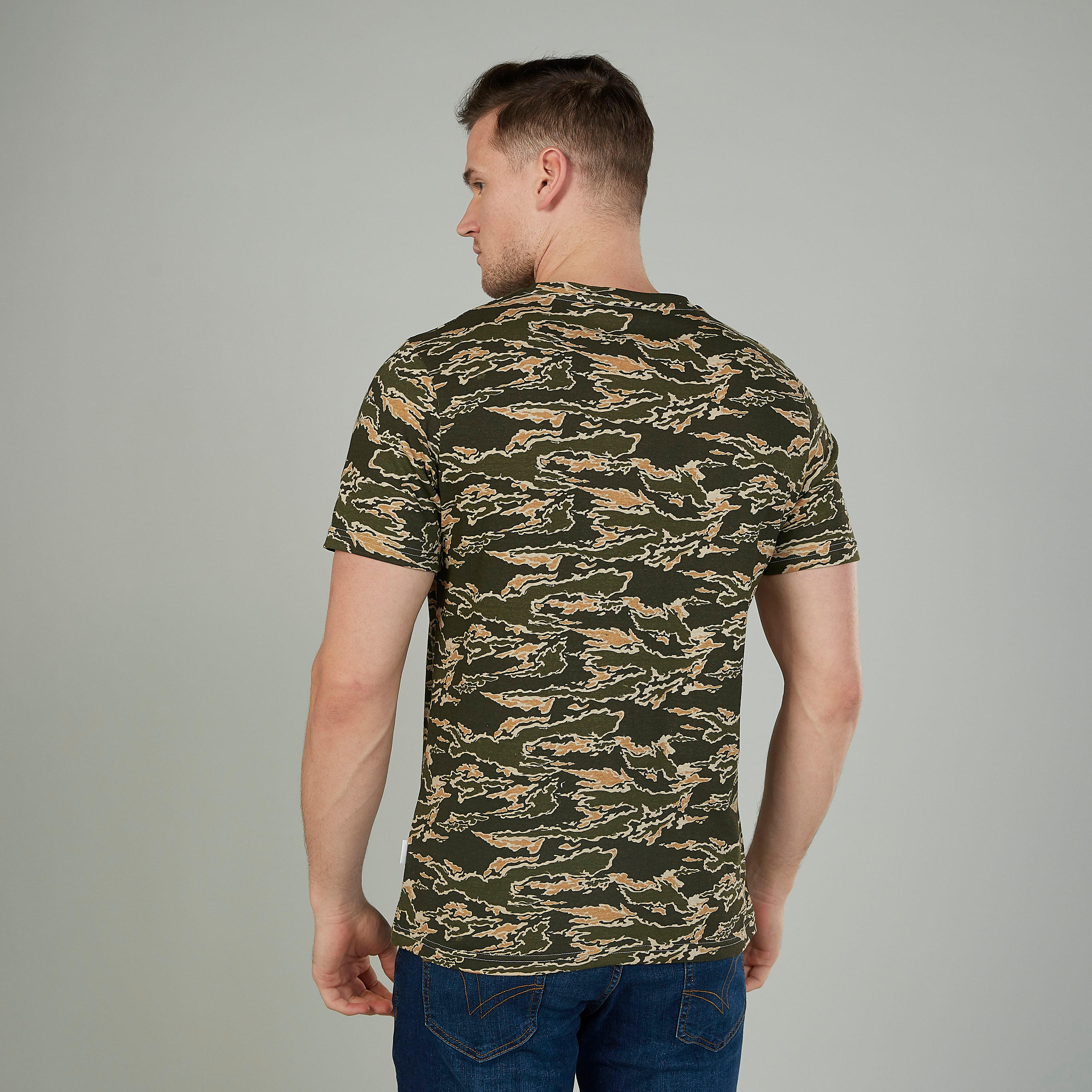 تيشيرت بياقة ضيّقة وأكمام قصيرة وطبعات من لي كوبر-men-clothing-tshirtsandpolos-tshirts-image-4