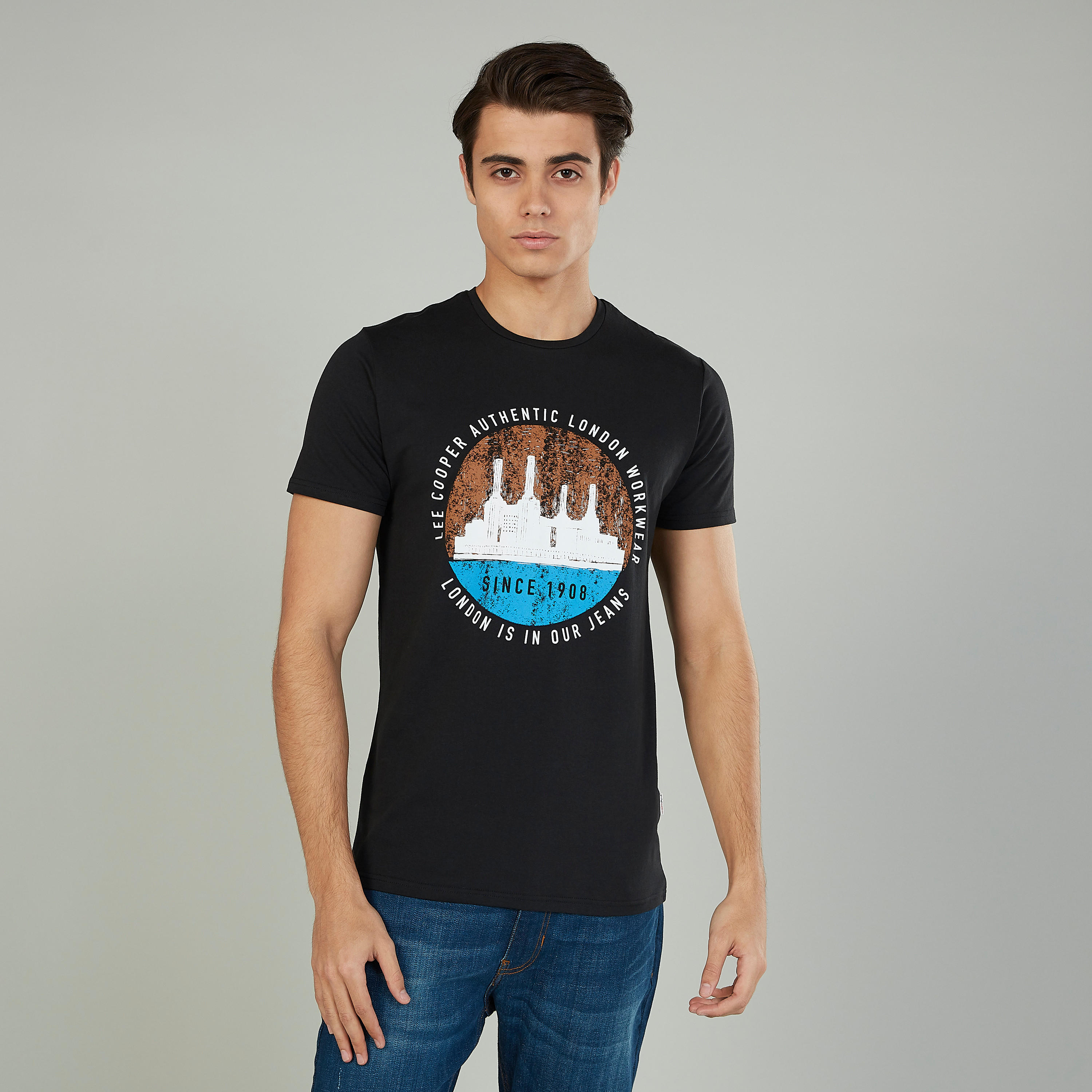 تيشيرت بياقة ضيّقة وأكمام قصيرة وطبعات من لي كوبر-men-clothing-tshirtsandpolos-tshirts-image-1