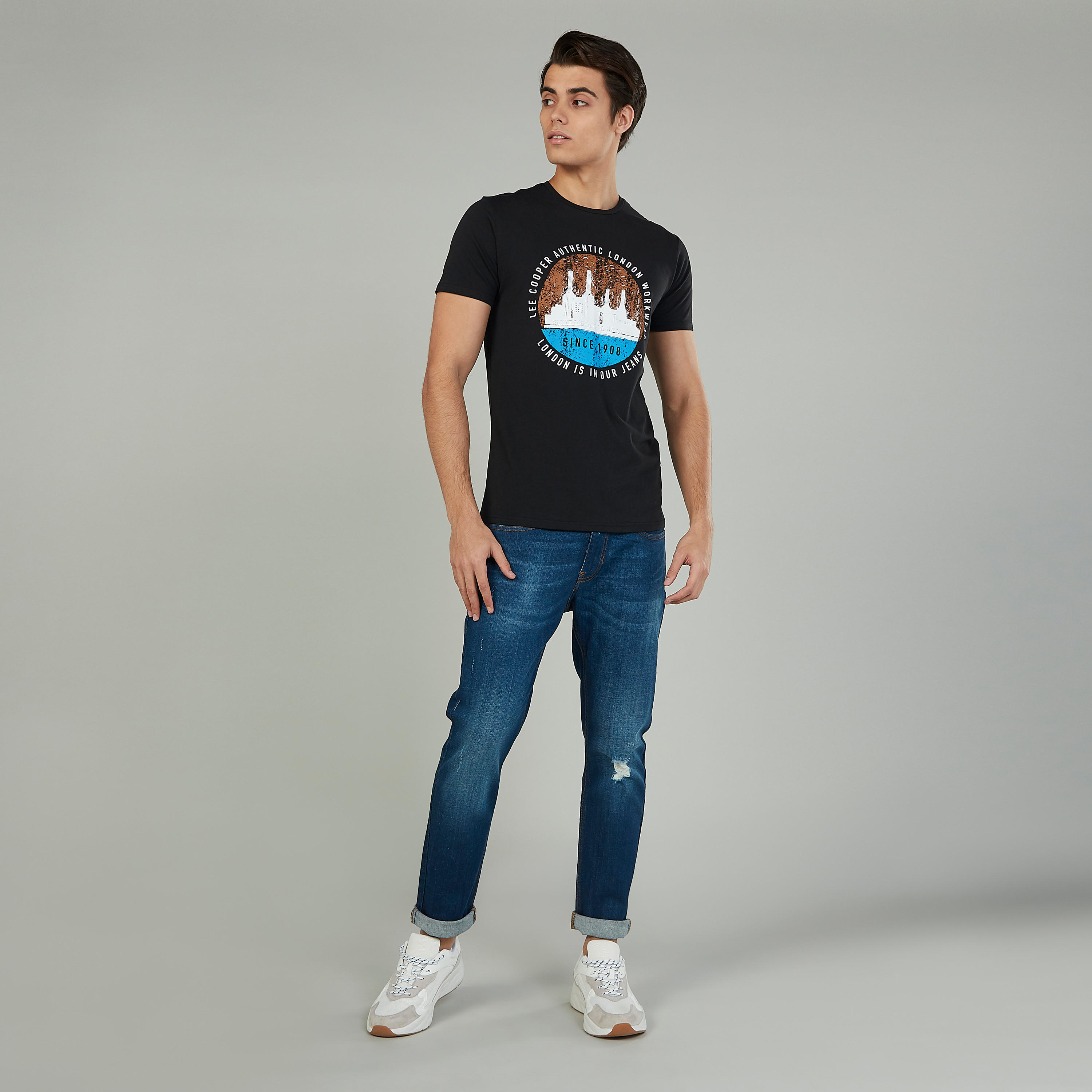 تيشيرت بياقة ضيّقة وأكمام قصيرة وطبعات من لي كوبر-men-clothing-tshirtsandpolos-tshirts-image-2