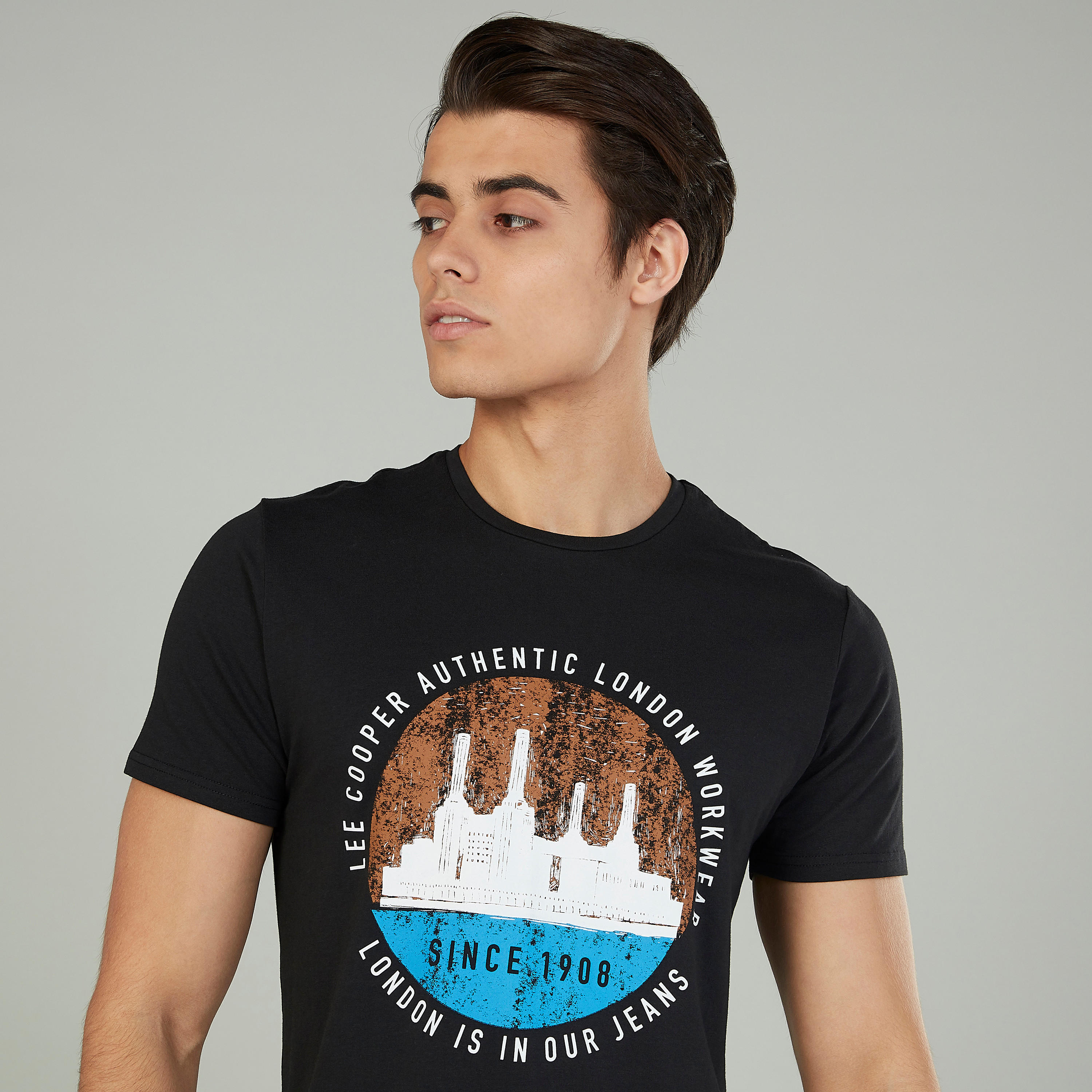 تيشيرت بياقة ضيّقة وأكمام قصيرة وطبعات من لي كوبر-men-clothing-tshirtsandpolos-tshirts-image-3