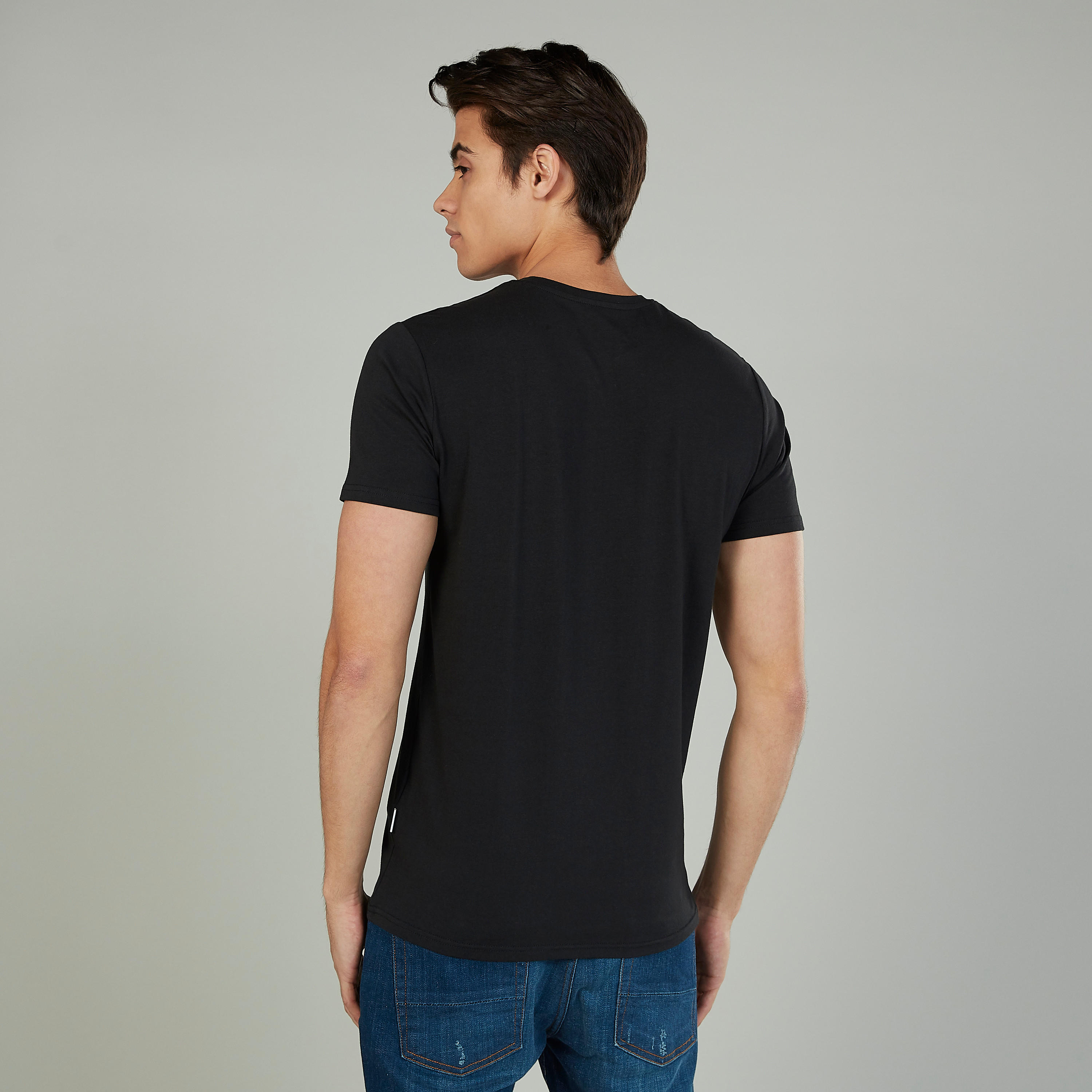 تيشيرت بياقة ضيّقة وأكمام قصيرة وطبعات من لي كوبر-men-clothing-tshirtsandpolos-tshirts-image-4