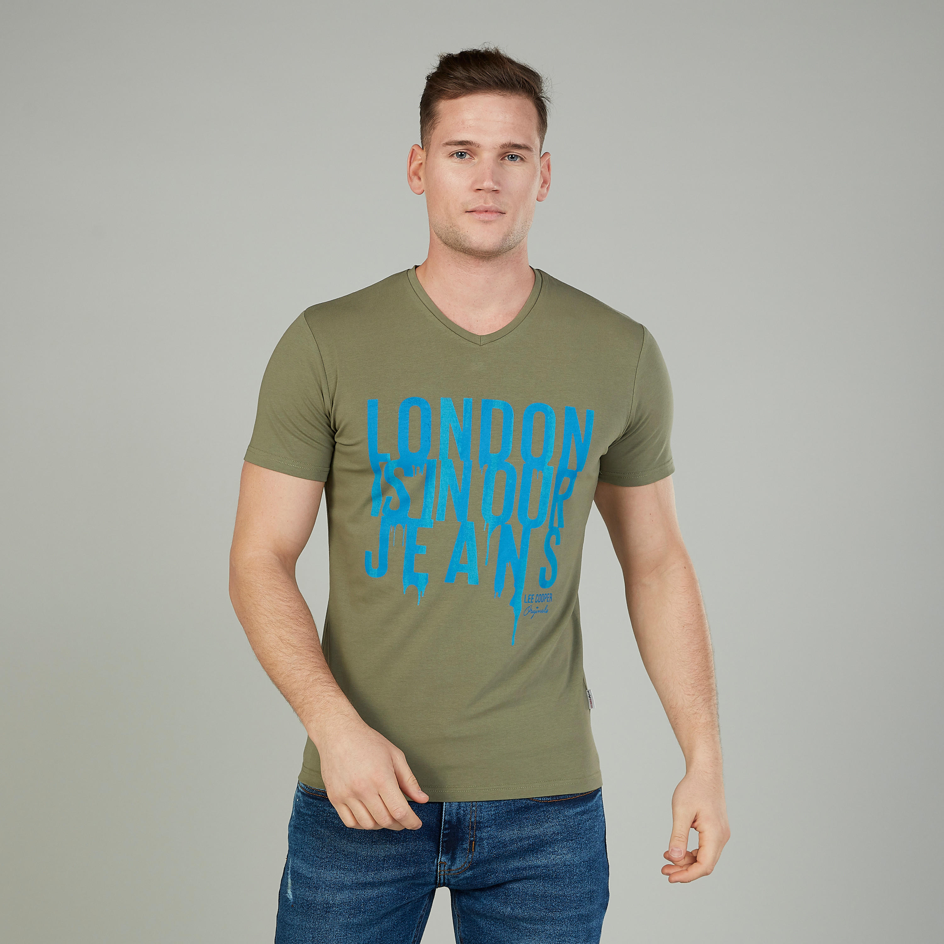 تيشيرت بياقة V وأكمام قصيرة وطبعات تيبوغرافيك من لي كوبر-men-clothing-tshirtsandpolos-tshirts-image-1