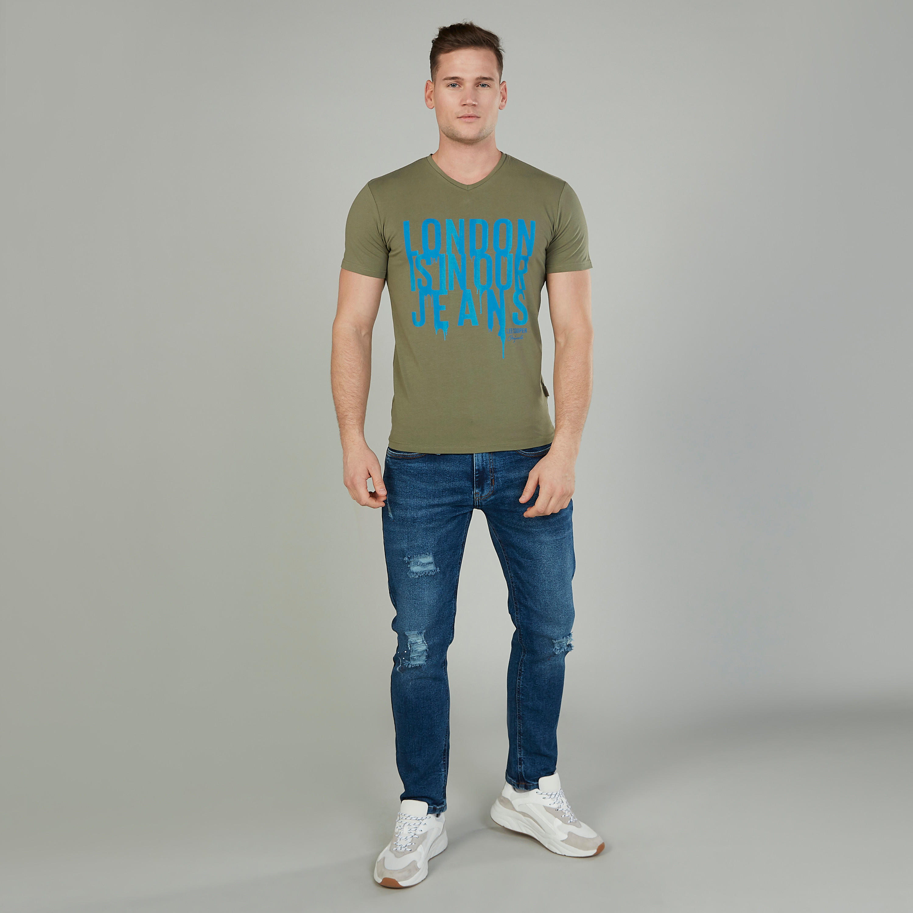 تيشيرت بياقة V وأكمام قصيرة وطبعات تيبوغرافيك من لي كوبر-men-clothing-tshirtsandpolos-tshirts-image-2