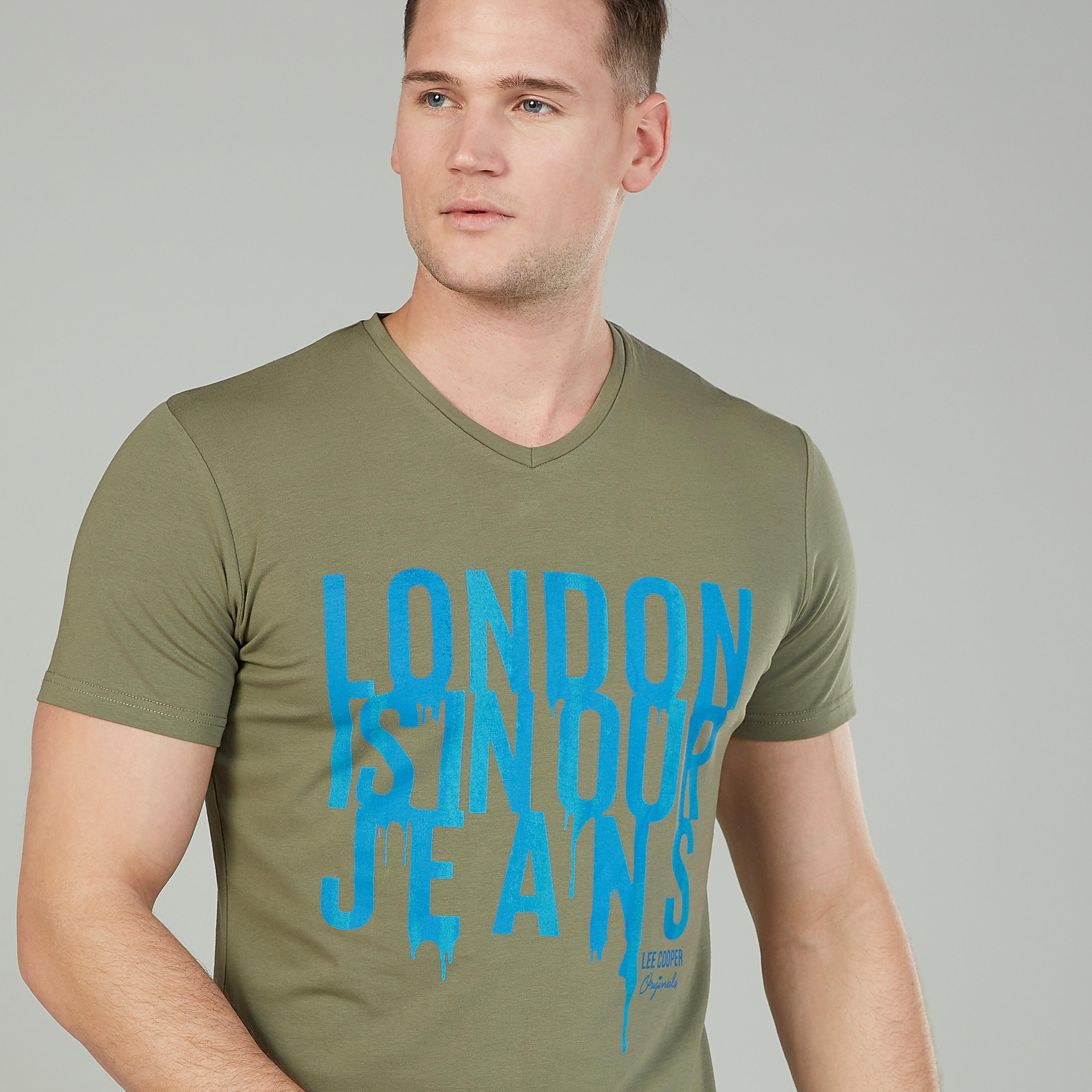 تيشيرت بياقة V وأكمام قصيرة وطبعات تيبوغرافيك من لي كوبر-men-clothing-tshirtsandpolos-tshirts-image-3