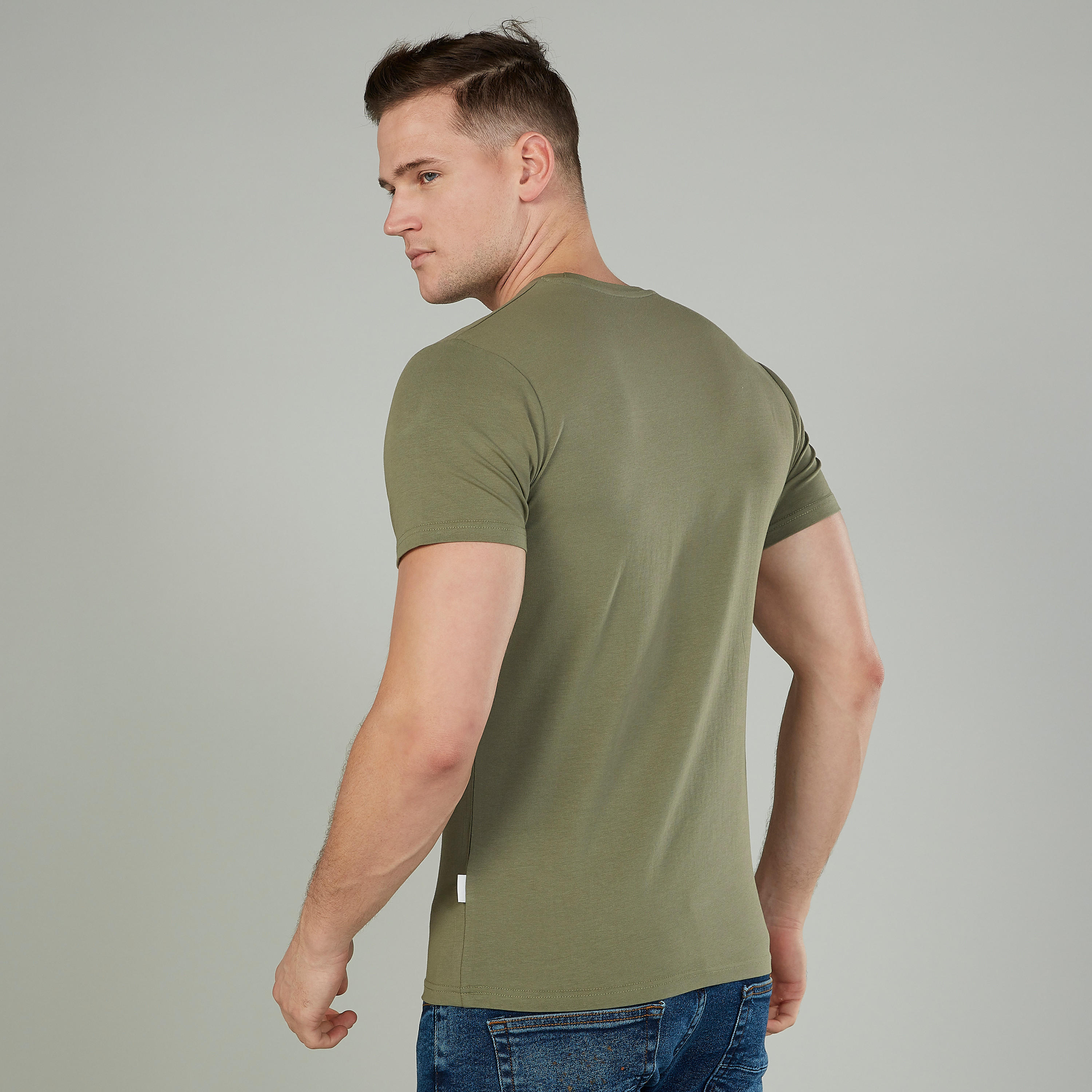 تيشيرت بياقة V وأكمام قصيرة وطبعات تيبوغرافيك من لي كوبر-men-clothing-tshirtsandpolos-tshirts-image-4