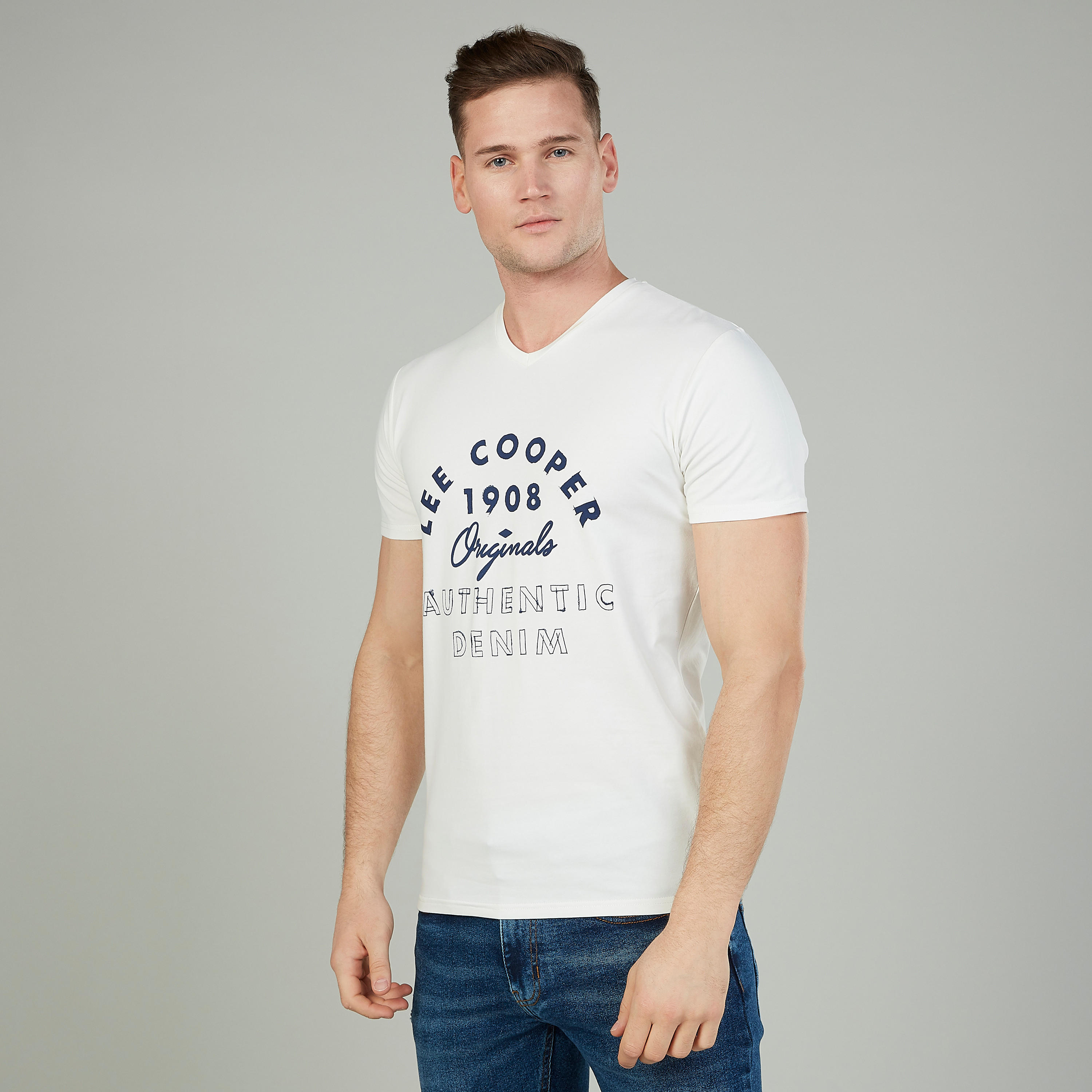 تيشيرت بياقة V وأكمام قصيرة وطبعات تايبوغرافيك من لي كوبر-men-clothing-tshirtsandpolos-tshirts-image-1