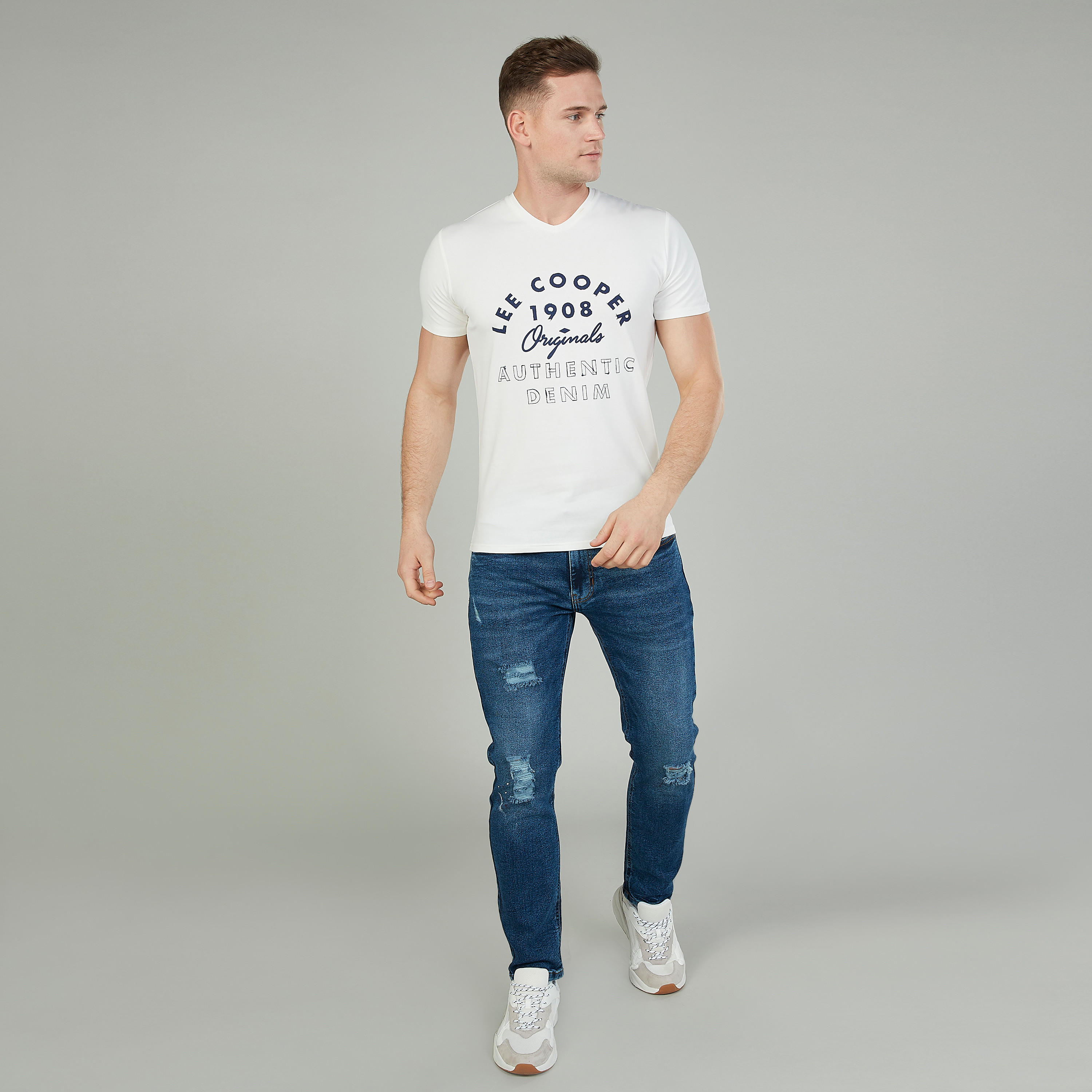 تيشيرت بياقة V وأكمام قصيرة وطبعات تايبوغرافيك من لي كوبر-men-clothing-tshirtsandpolos-tshirts-image-2