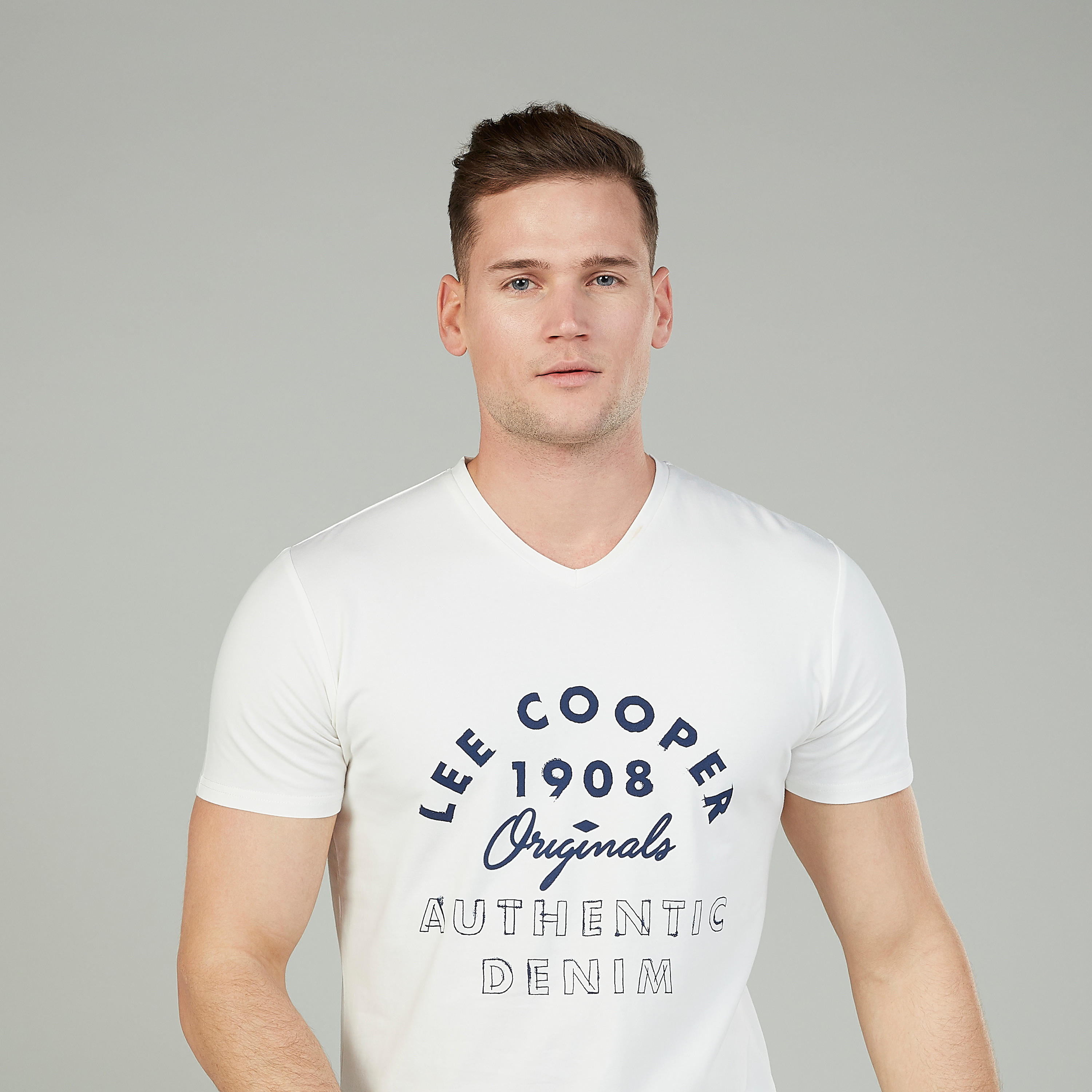 تيشيرت بياقة V وأكمام قصيرة وطبعات تايبوغرافيك من لي كوبر-men-clothing-tshirtsandpolos-tshirts-image-3