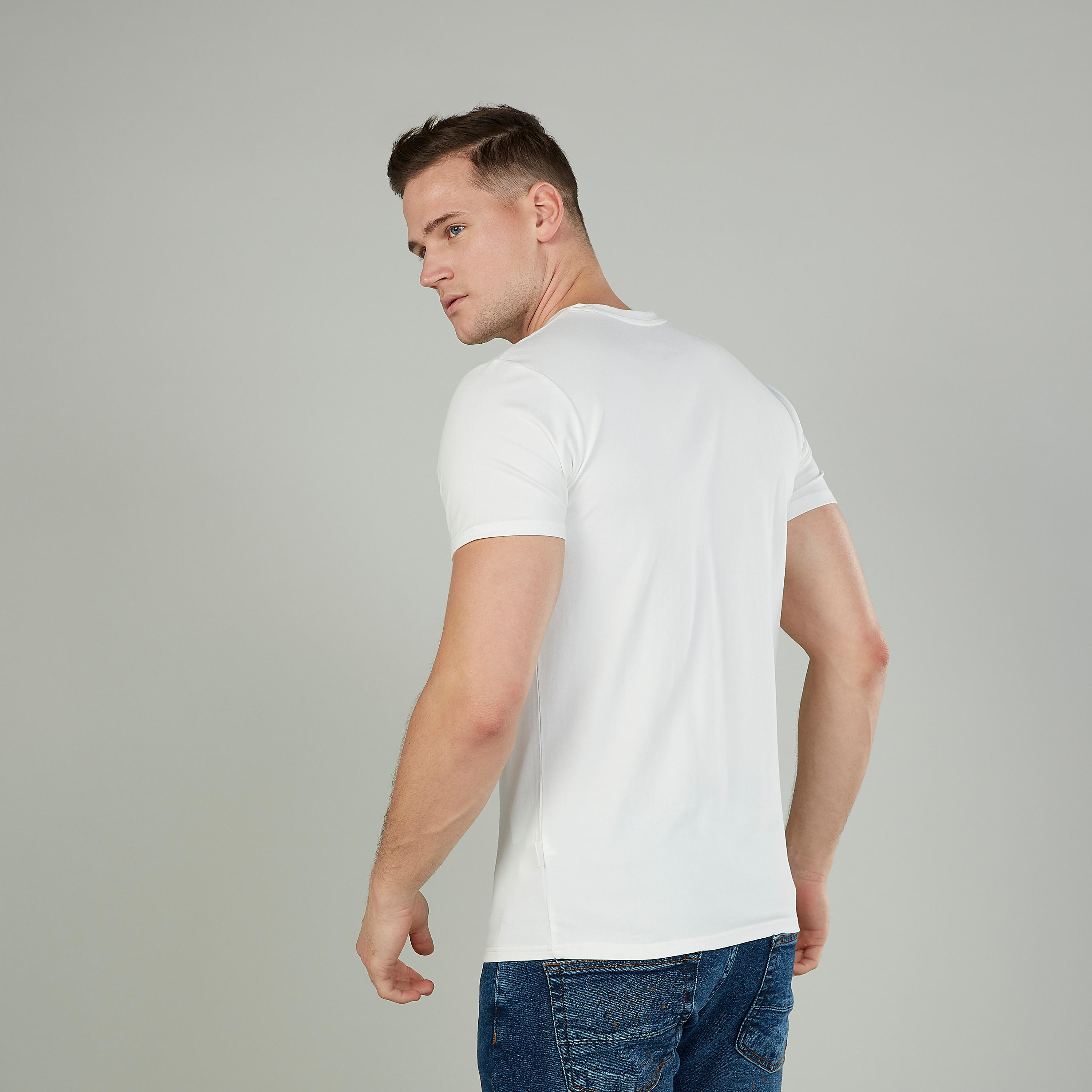 تيشيرت بياقة V وأكمام قصيرة وطبعات تايبوغرافيك من لي كوبر-men-clothing-tshirtsandpolos-tshirts-image-4