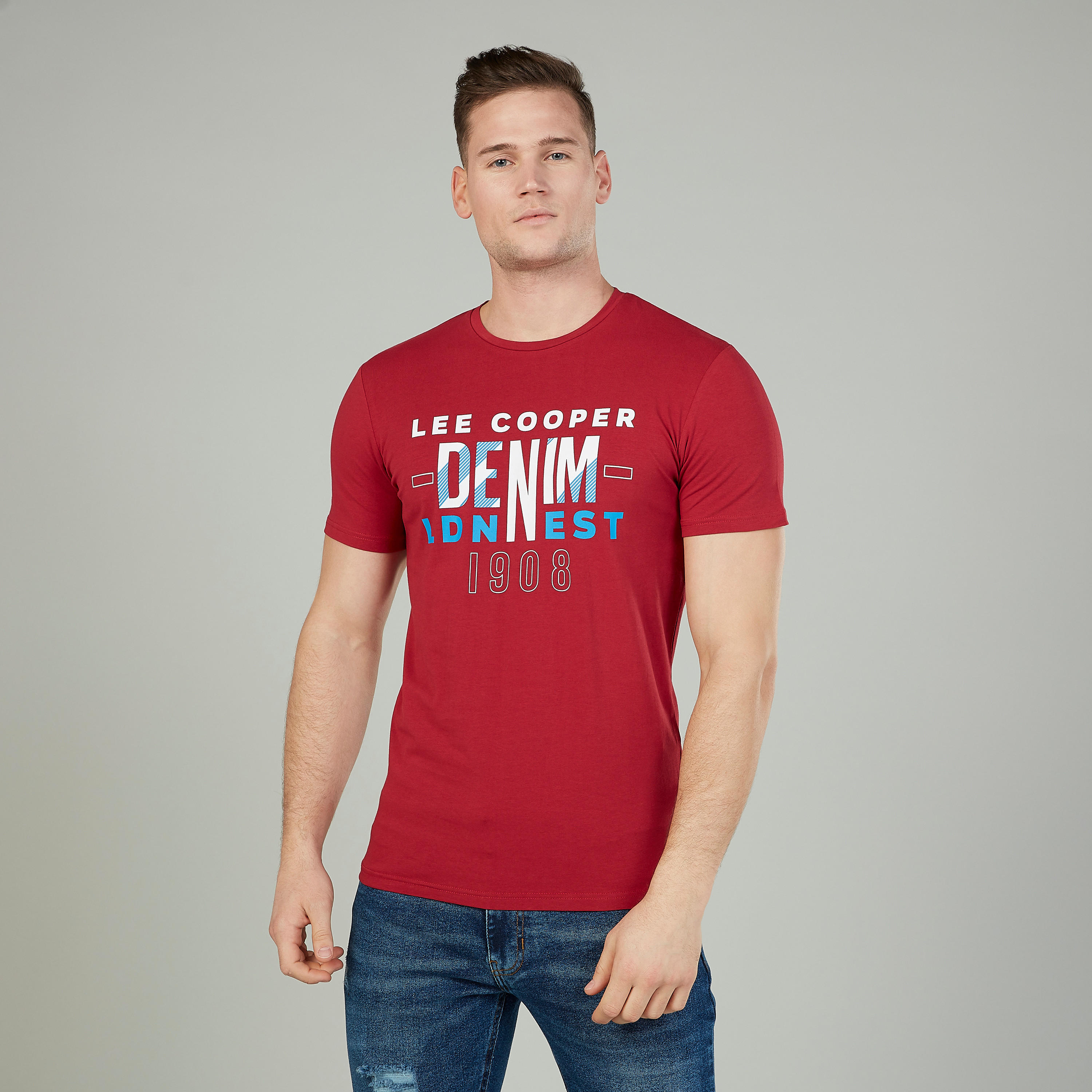 تيشيرت بياقة مستديرة وأكمام طويلة وطبعات تيبوغرافيك من لي كوبر-men-clothing-tshirtsandpolos-tshirts-image-1