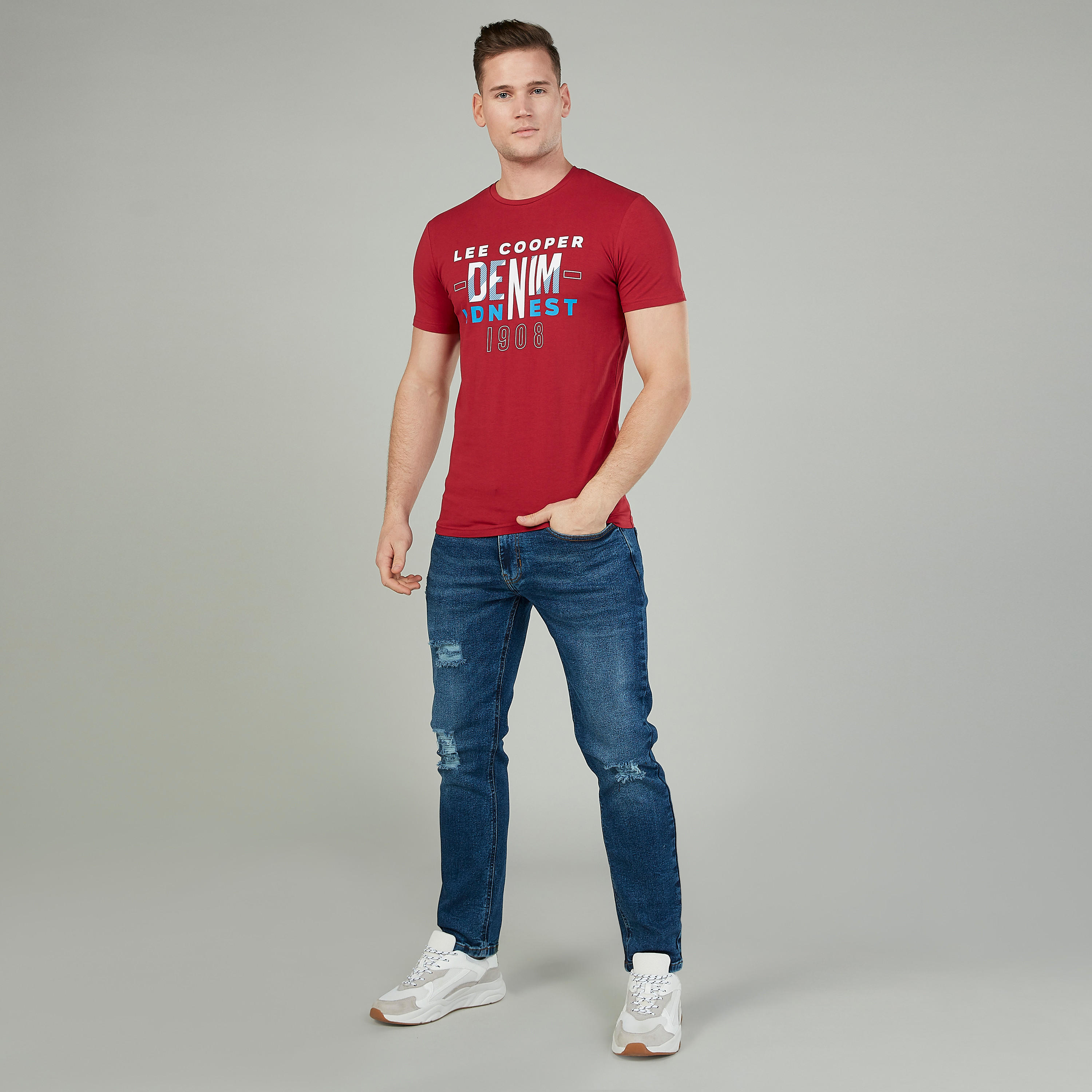 تيشيرت بياقة مستديرة وأكمام طويلة وطبعات تيبوغرافيك من لي كوبر-men-clothing-tshirtsandpolos-tshirts-image-2