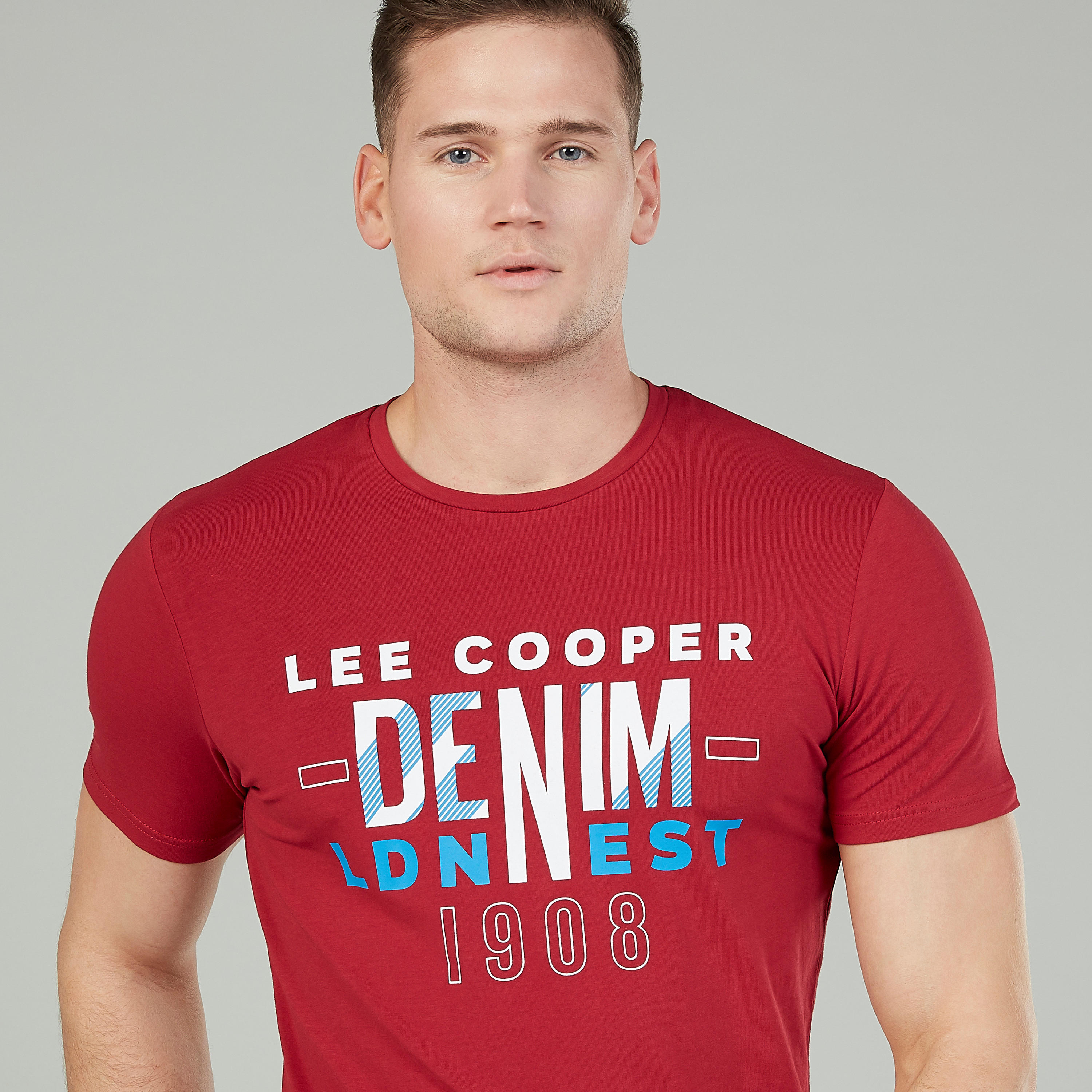 تيشيرت بياقة مستديرة وأكمام طويلة وطبعات تيبوغرافيك من لي كوبر-men-clothing-tshirtsandpolos-tshirts-image-3