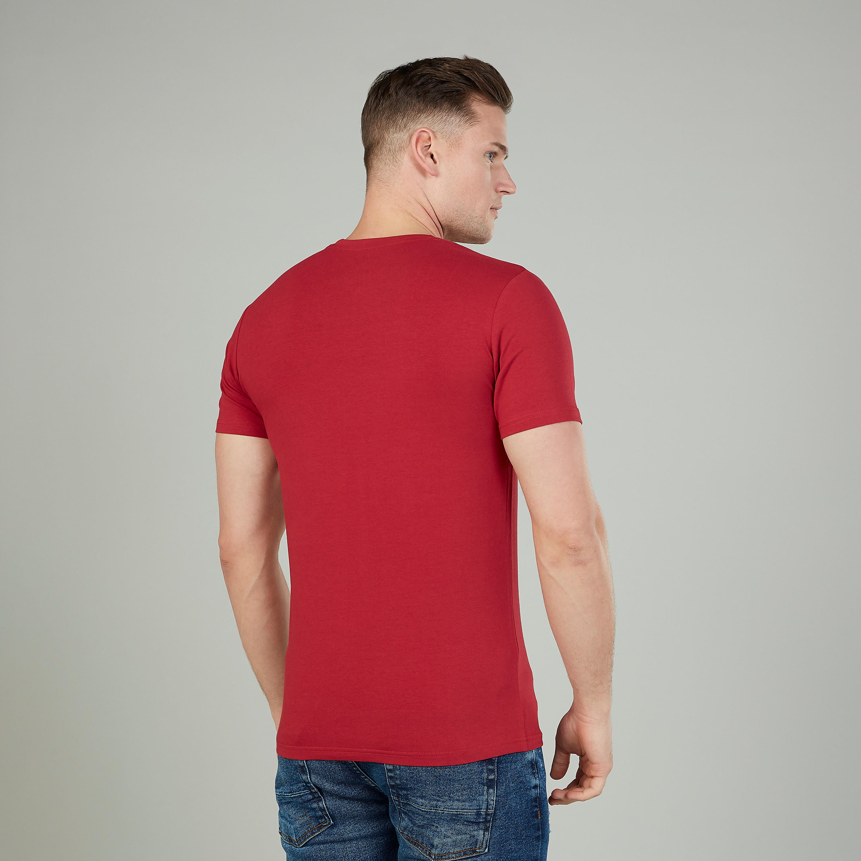 تيشيرت بياقة مستديرة وأكمام طويلة وطبعات تيبوغرافيك من لي كوبر-men-clothing-tshirtsandpolos-tshirts-image-4