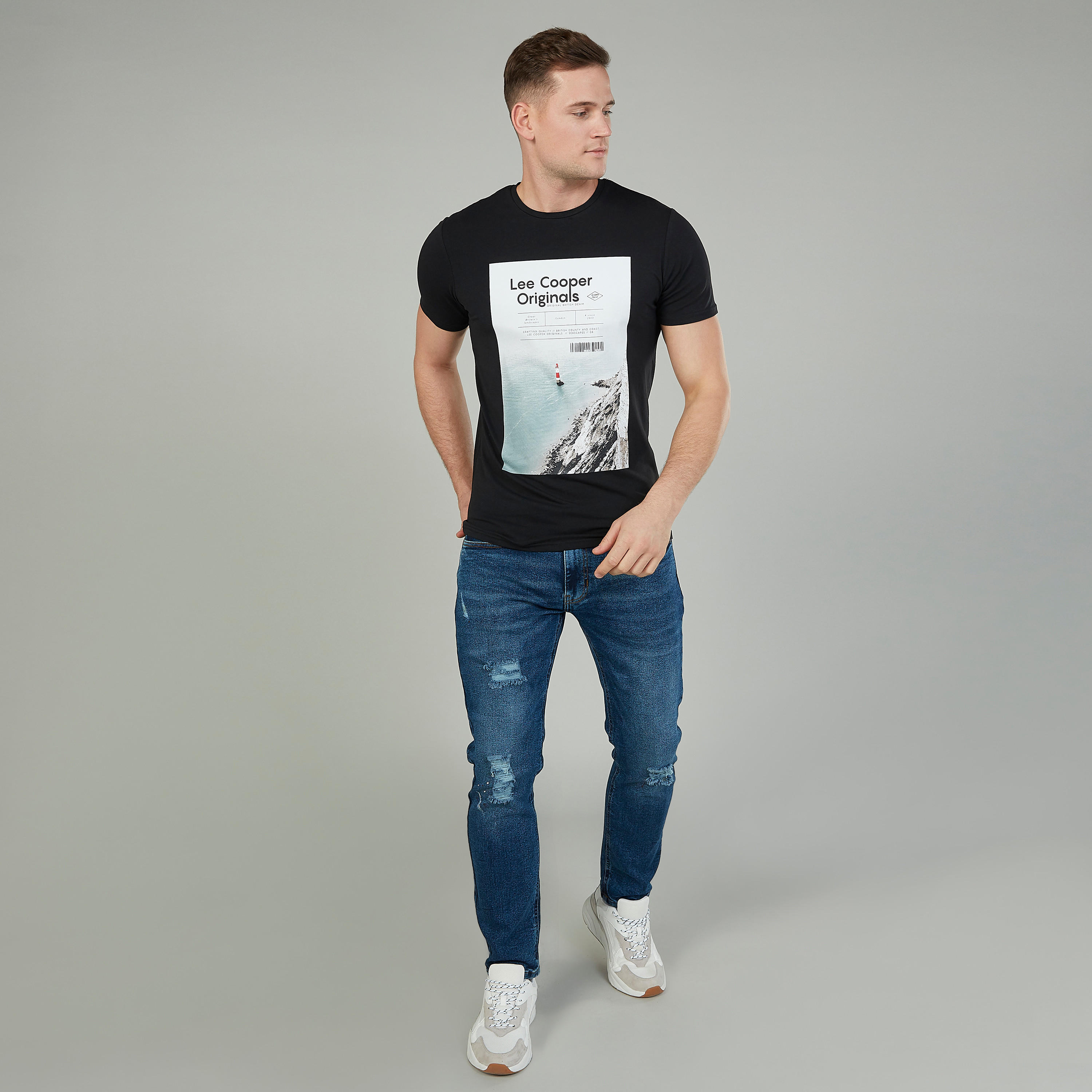 تيشيرت بياقة ضيّقة وأكمام قصيرة وطبعات من لي كوبر-men-clothing-tshirtsandpolos-tshirts-image-2