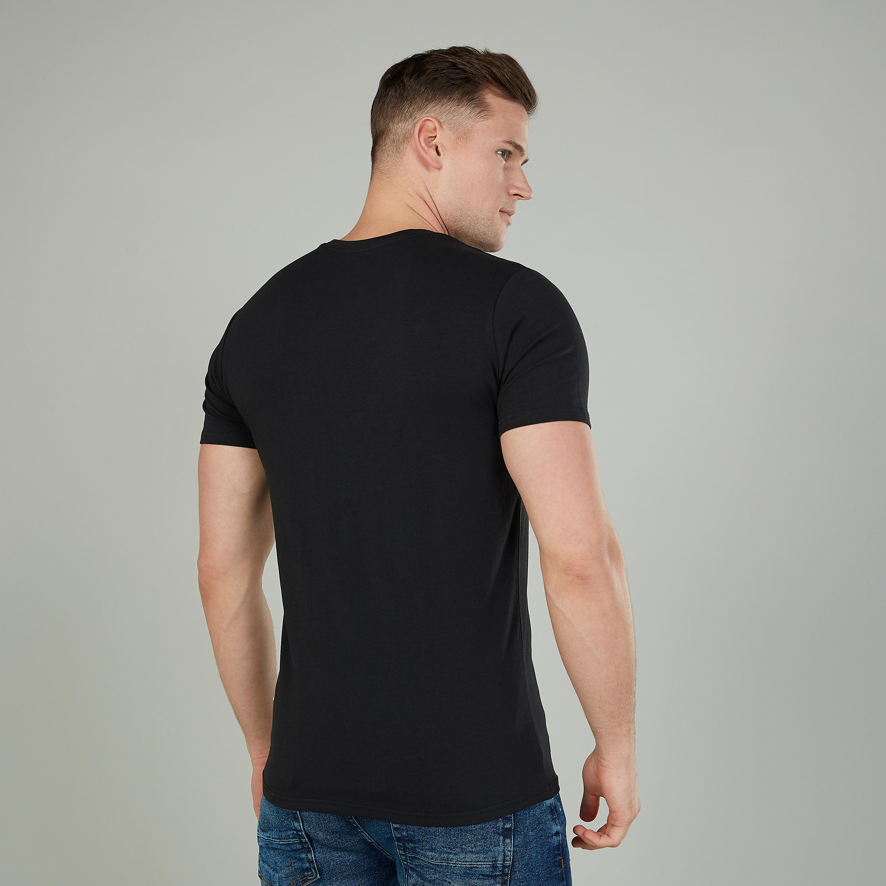 تيشيرت بياقة ضيّقة وأكمام قصيرة وطبعات من لي كوبر-men-clothing-tshirtsandpolos-tshirts-image-4