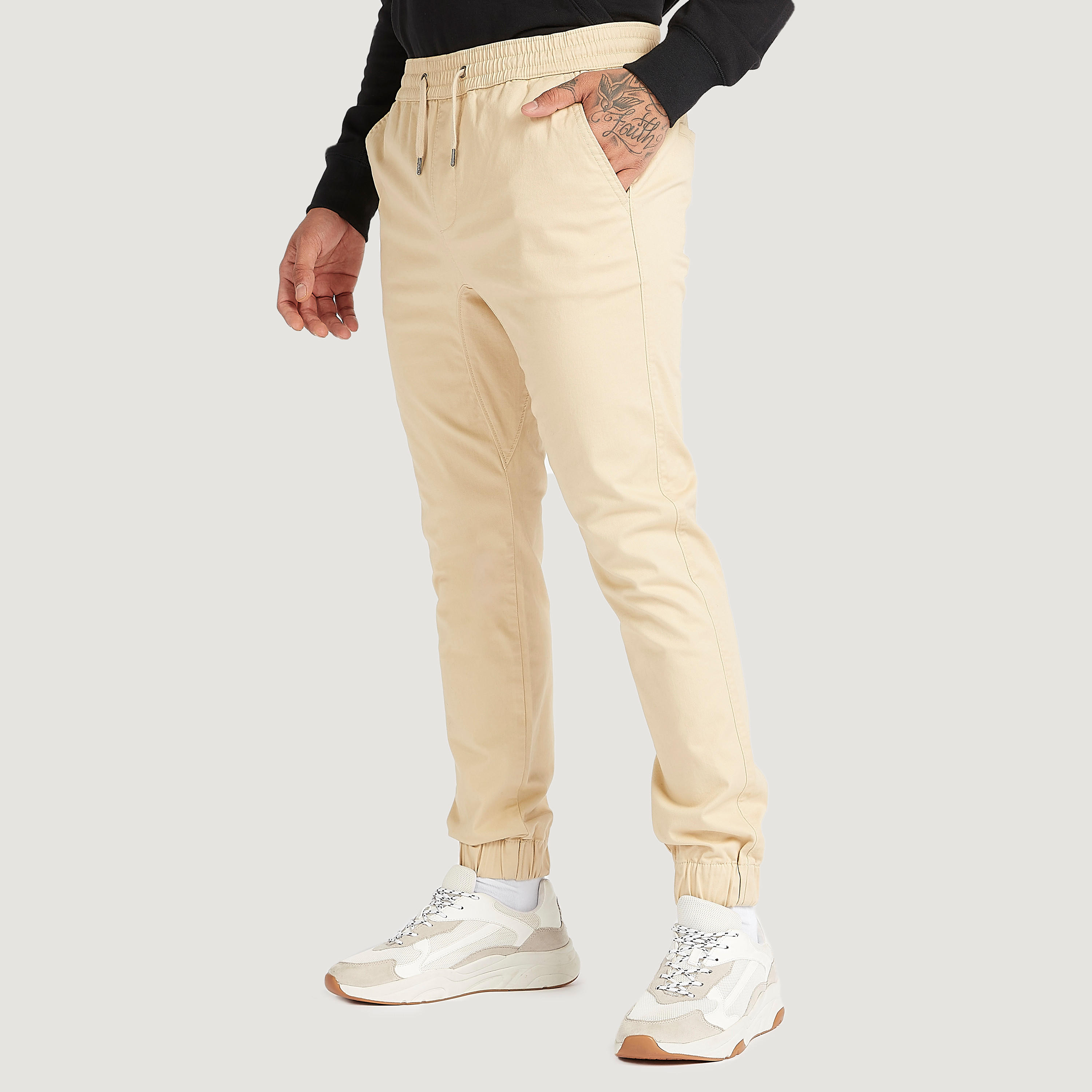 بنطلون رياضي سادة بجيوب ورباط إغلاق من لي كوبر-men-clothing-bottoms-joggers-image-5